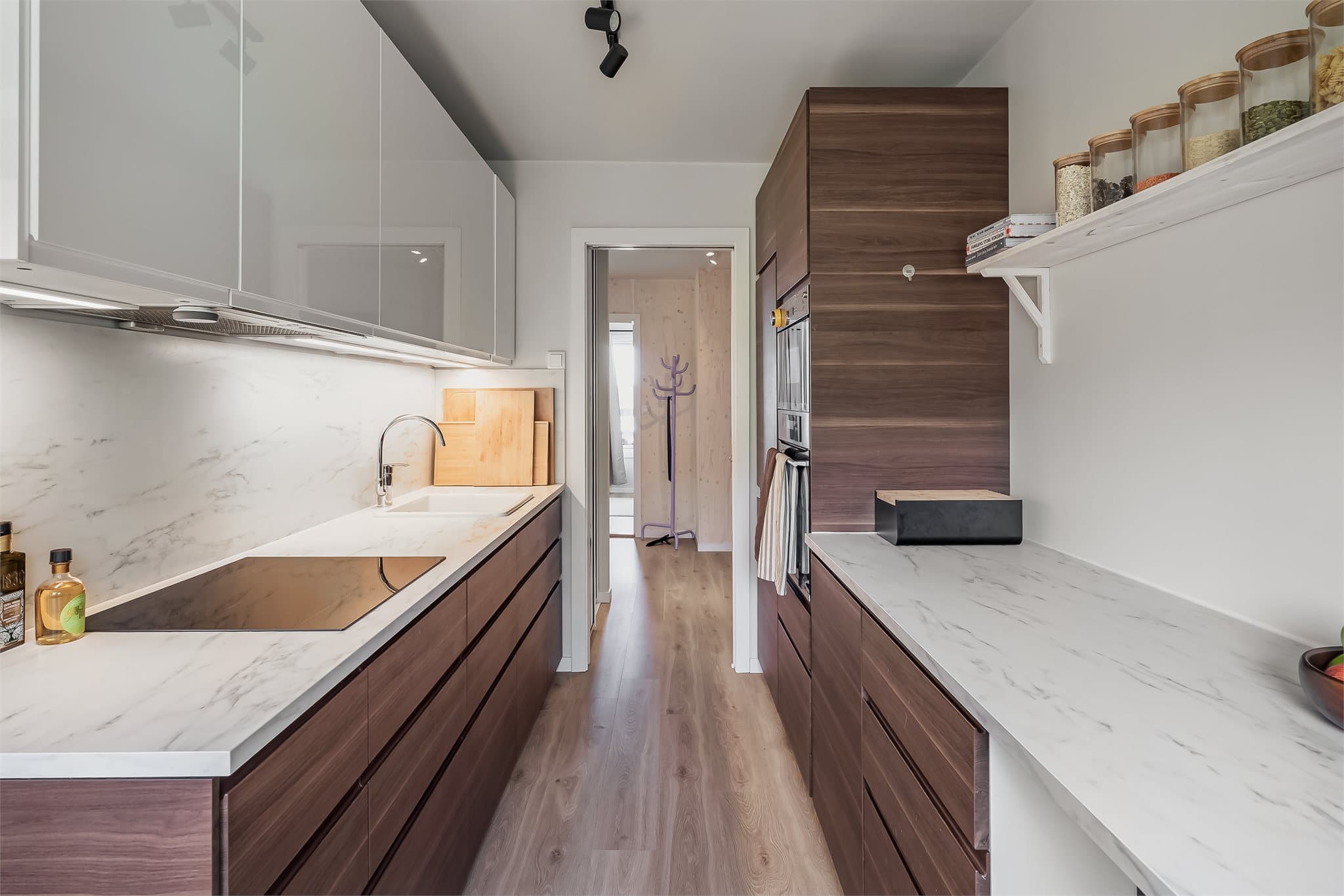 Stilrent kjøkken med godt med benk- og skapplass.