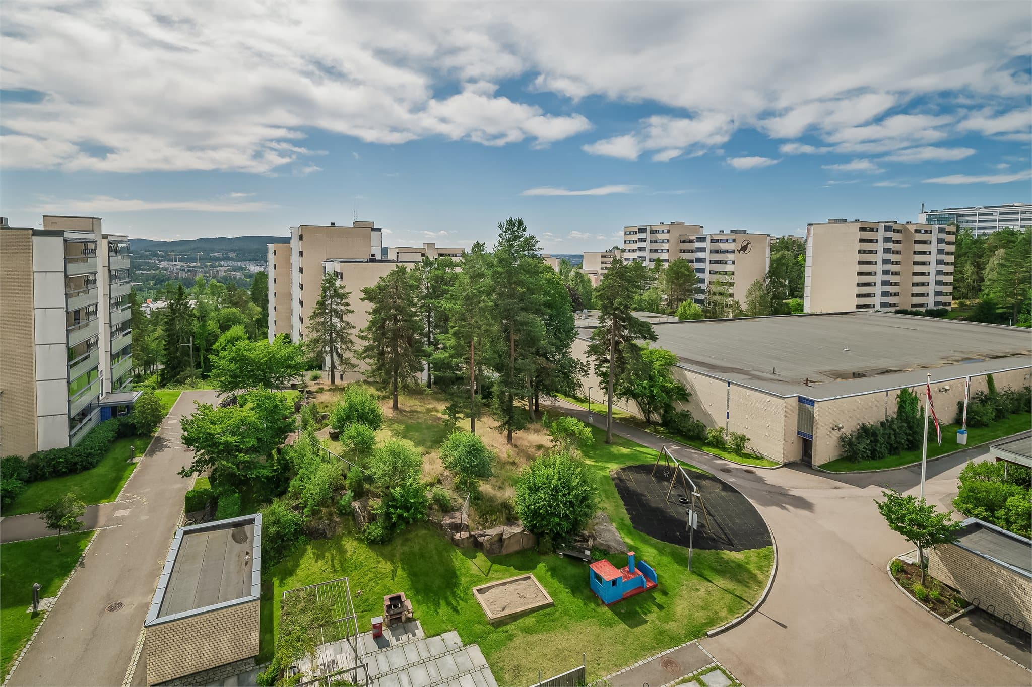 Romsås senter, med legesenter, tannlege, svømmehall, fysioterapi, minibank, bibliotek, butikker og t-bane, nås på få minutter til fots eller med buss.
