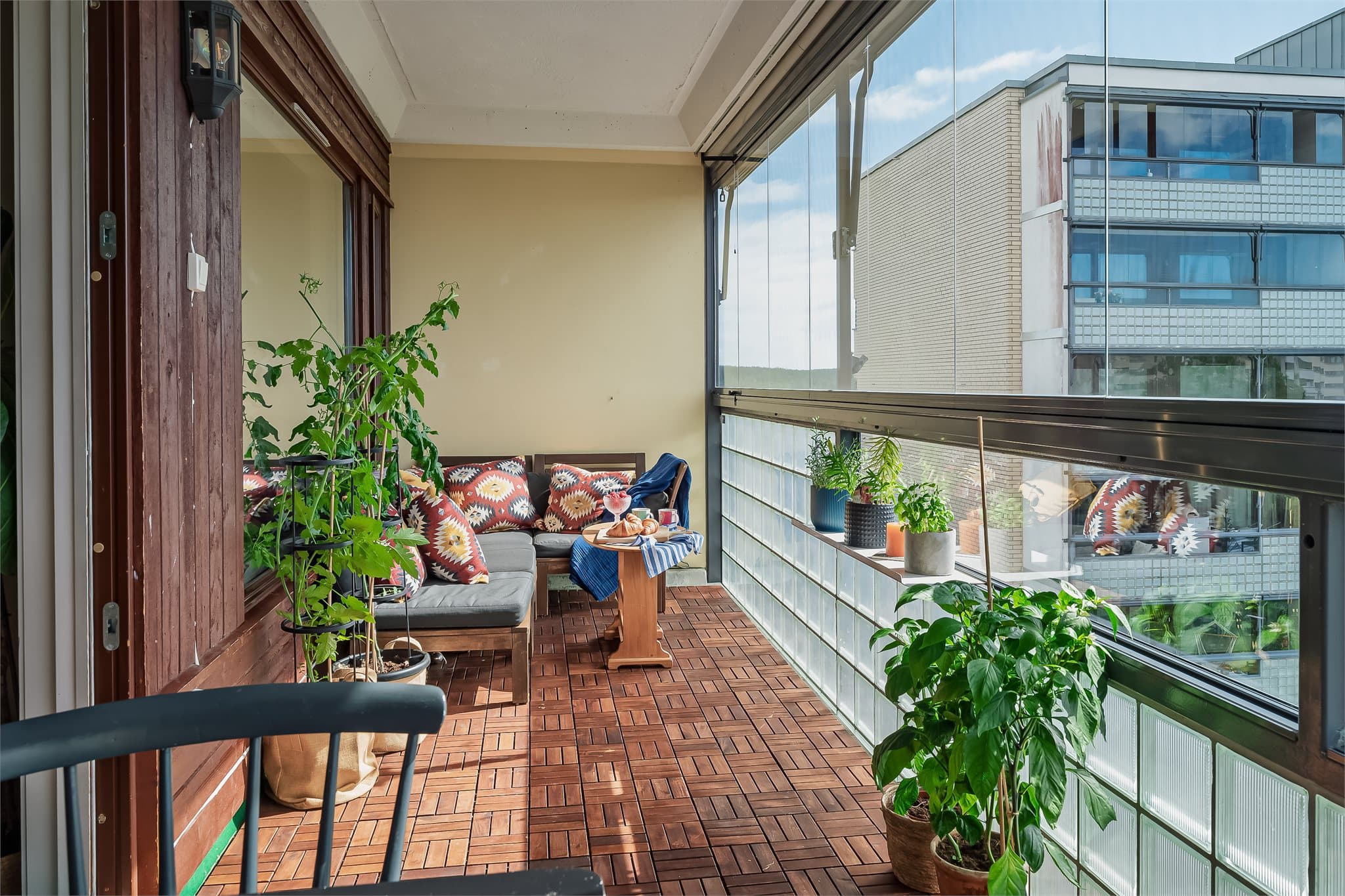 Fra stuen har du utgang til en stor balkong.