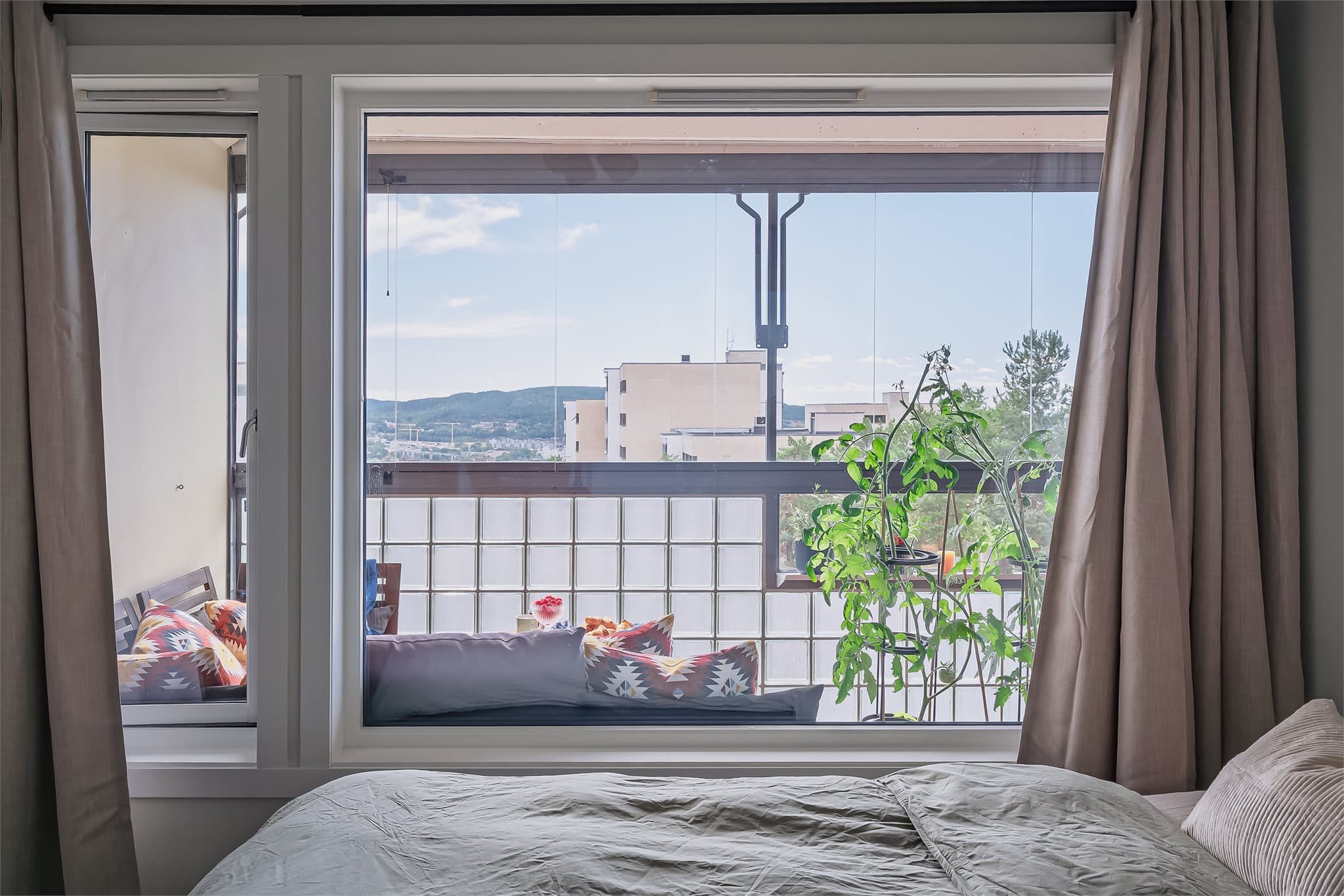 Plass for blant annet dobbeltseng, nattbord og kommode.