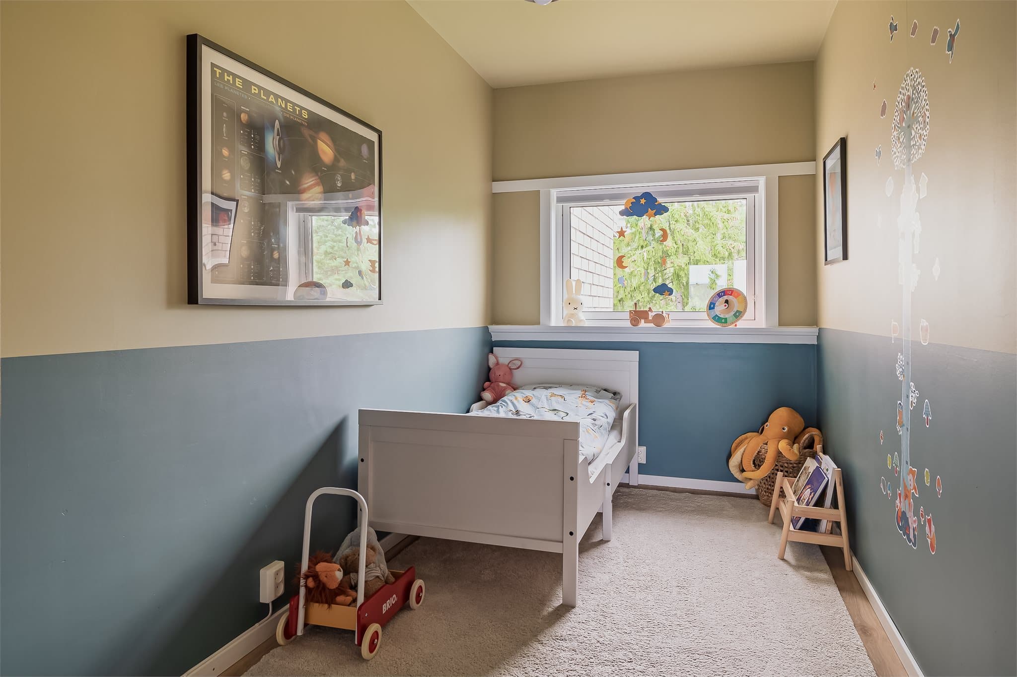 Boligens tredje soverom er av fin størrelse, og har plass til seng, nattbord og annet ønsket møblement.