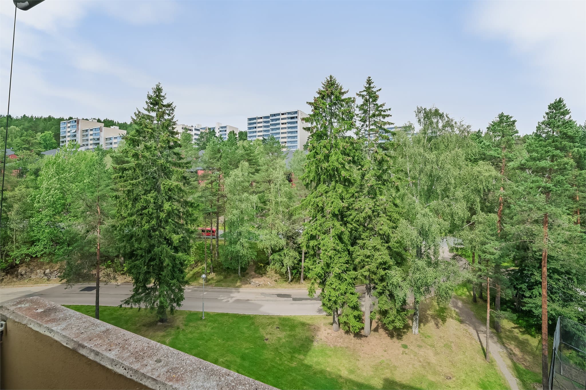 Herfra kan du gå rett ut i marka med turstier, lysløyper og badeplasser.