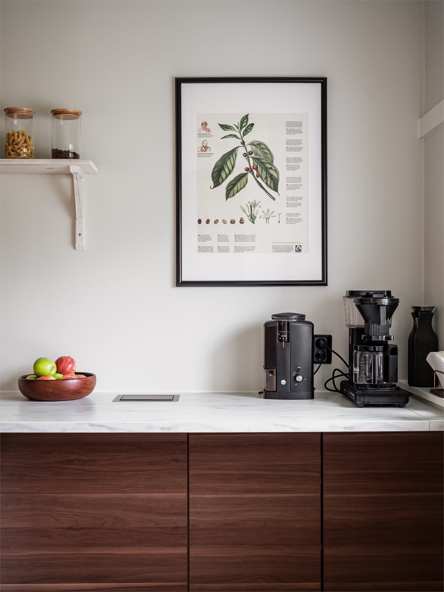 Flotte kontraster gir kjøkkenet et moderne og tidløst uttrykk.