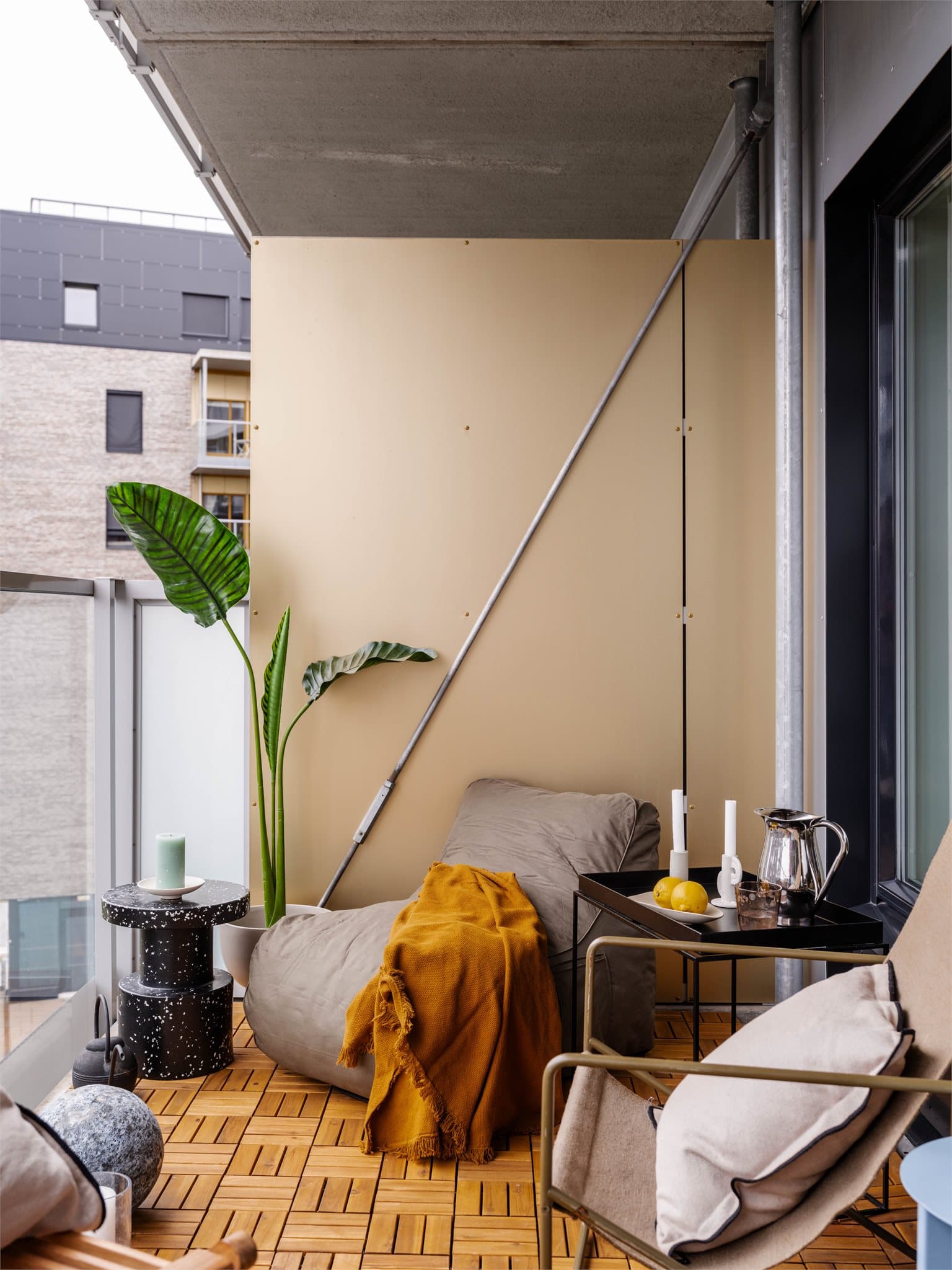 Den gode størrelsen gir plass til utemøbler, planter, grill og det en måtte ønske.