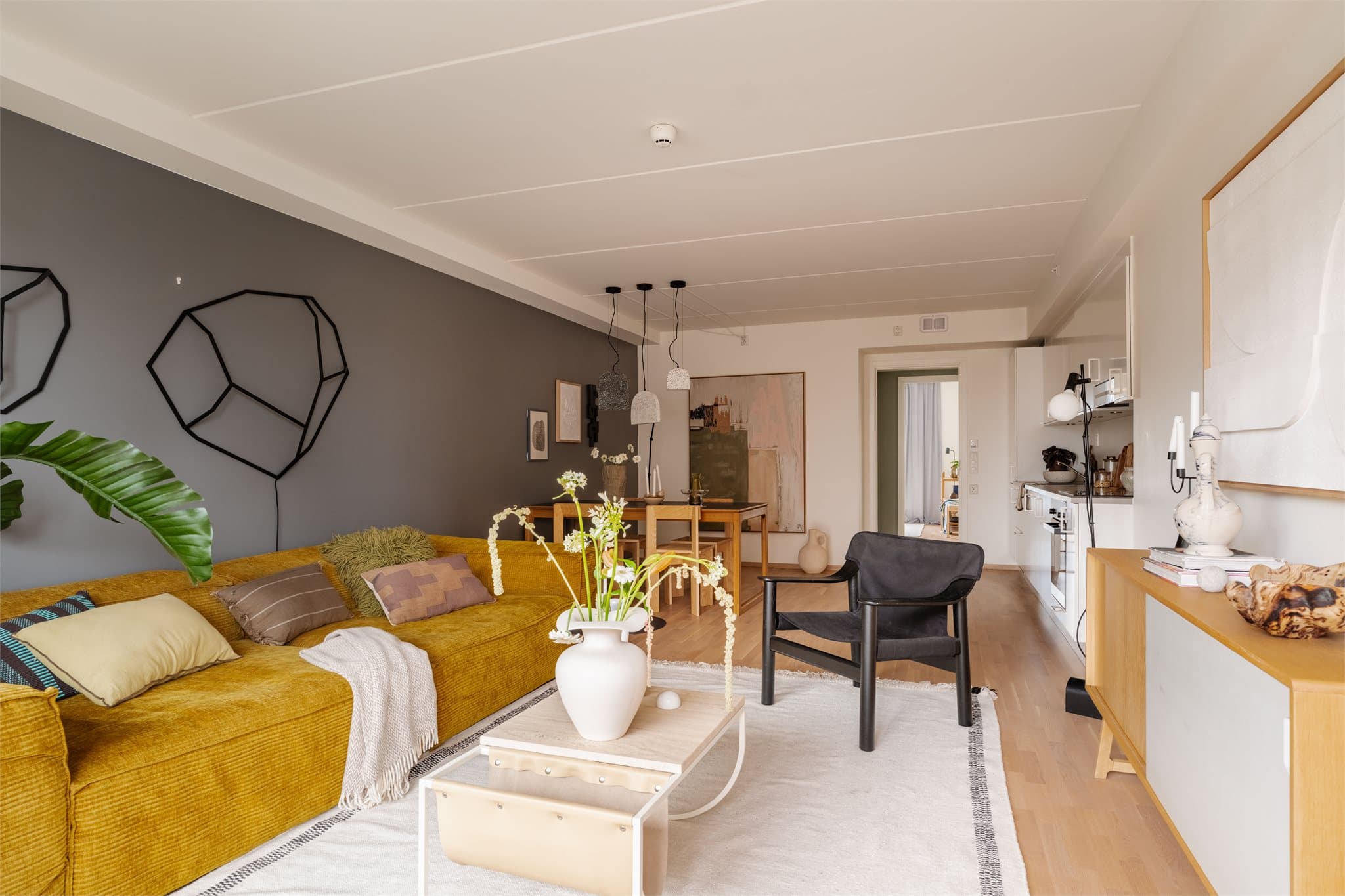 Stuen har en behagelig og luftig atmosfære, med en naturlig inndeling mellom spise- og sofasonen.