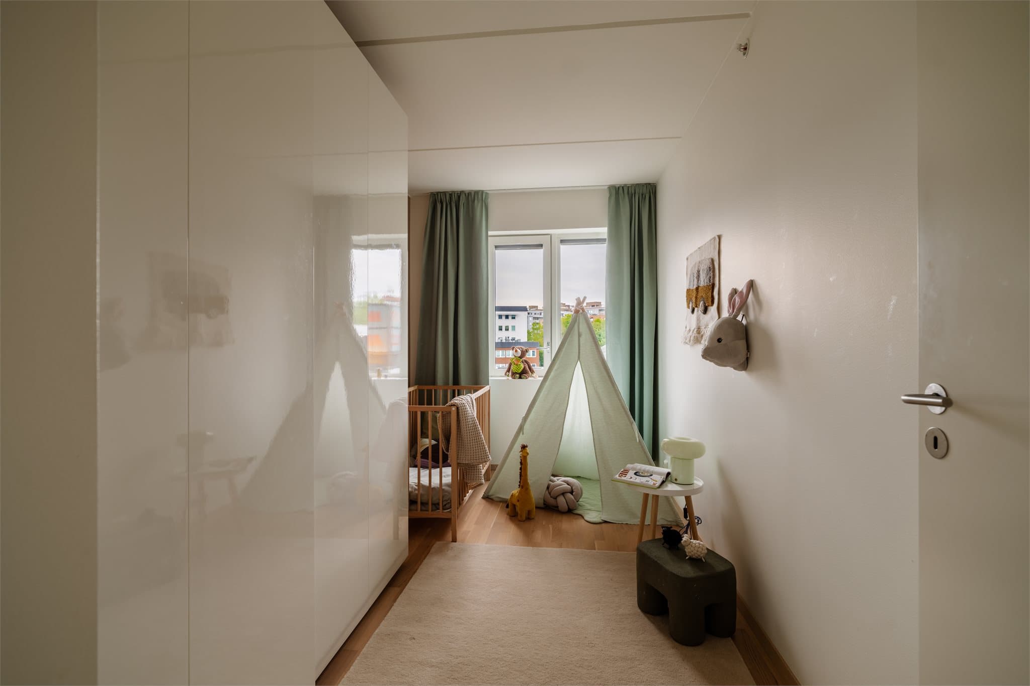 Koselig soverom med plass til seng og nattbord. Store vindusflater sørger for godt naturlig lys og en behagelig atmosfære.