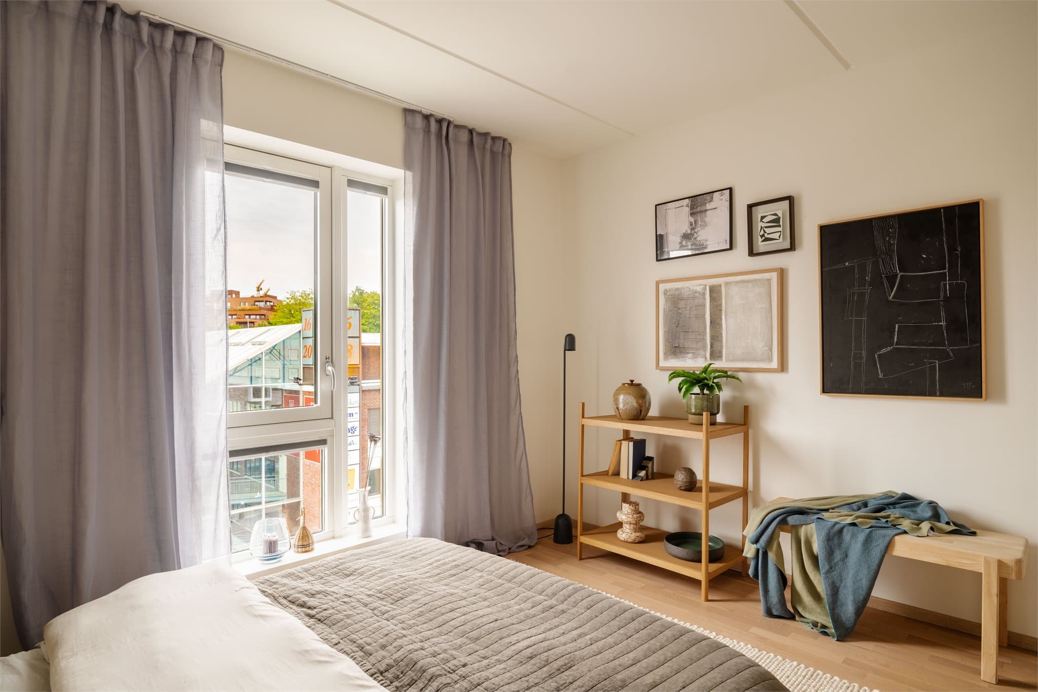 Store vindusflater slipper inn godt med naturlig lys og gir rommet en behagelig atmosfære.