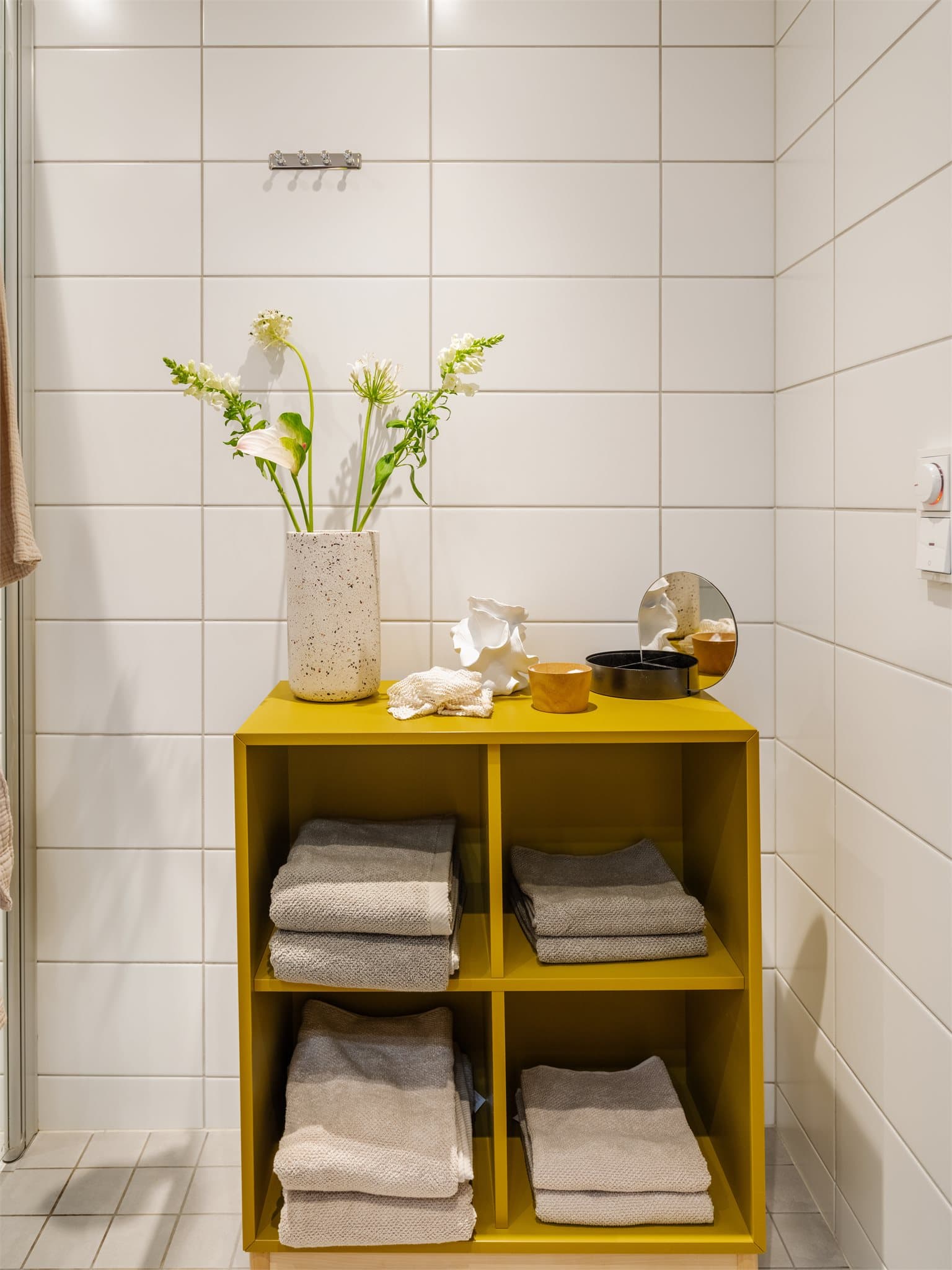 Badet er romslig med plass til gode oppbevaringsløsninger.