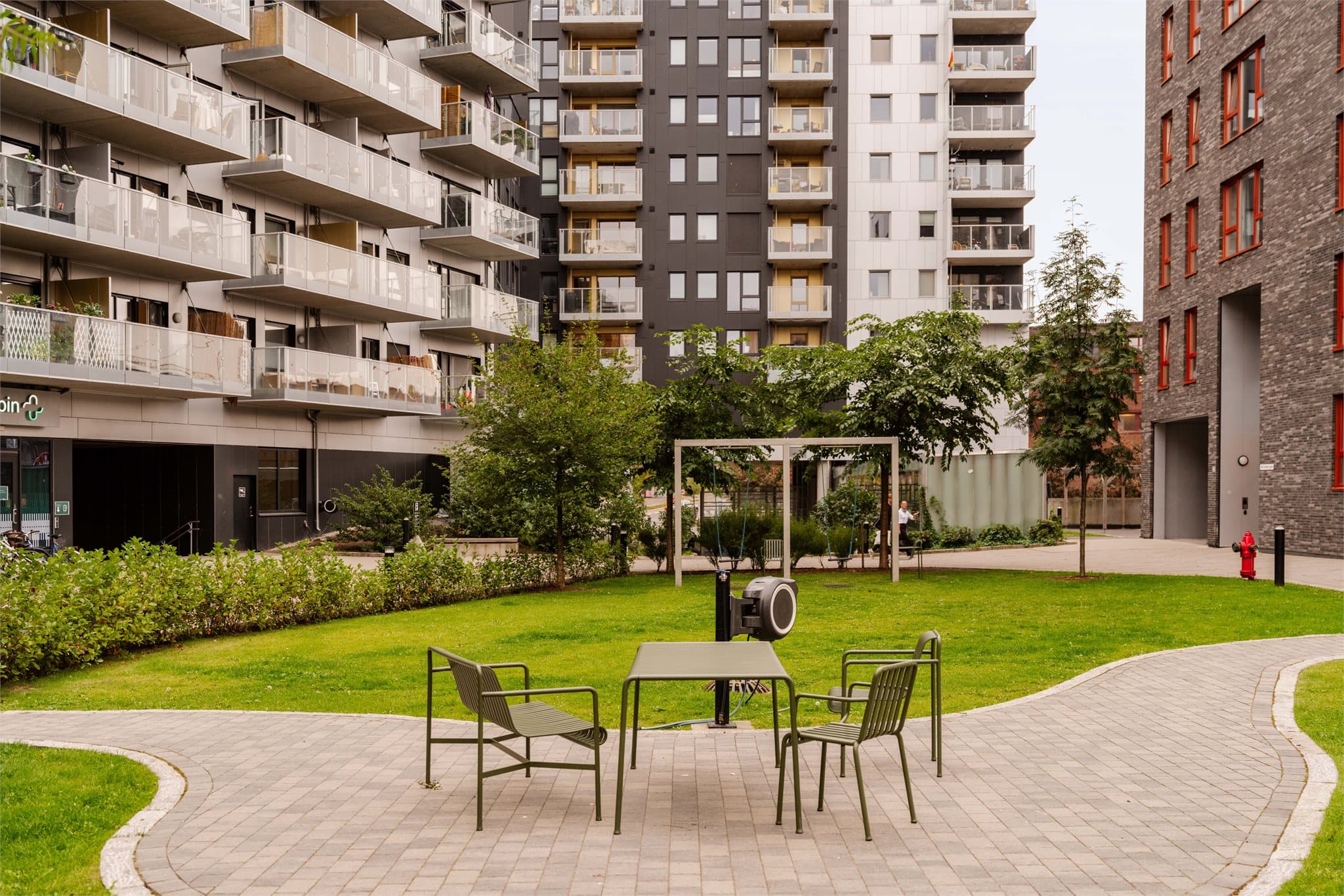 Pent opparbeidet gårdsrom med boltreplass for både liten og stor.