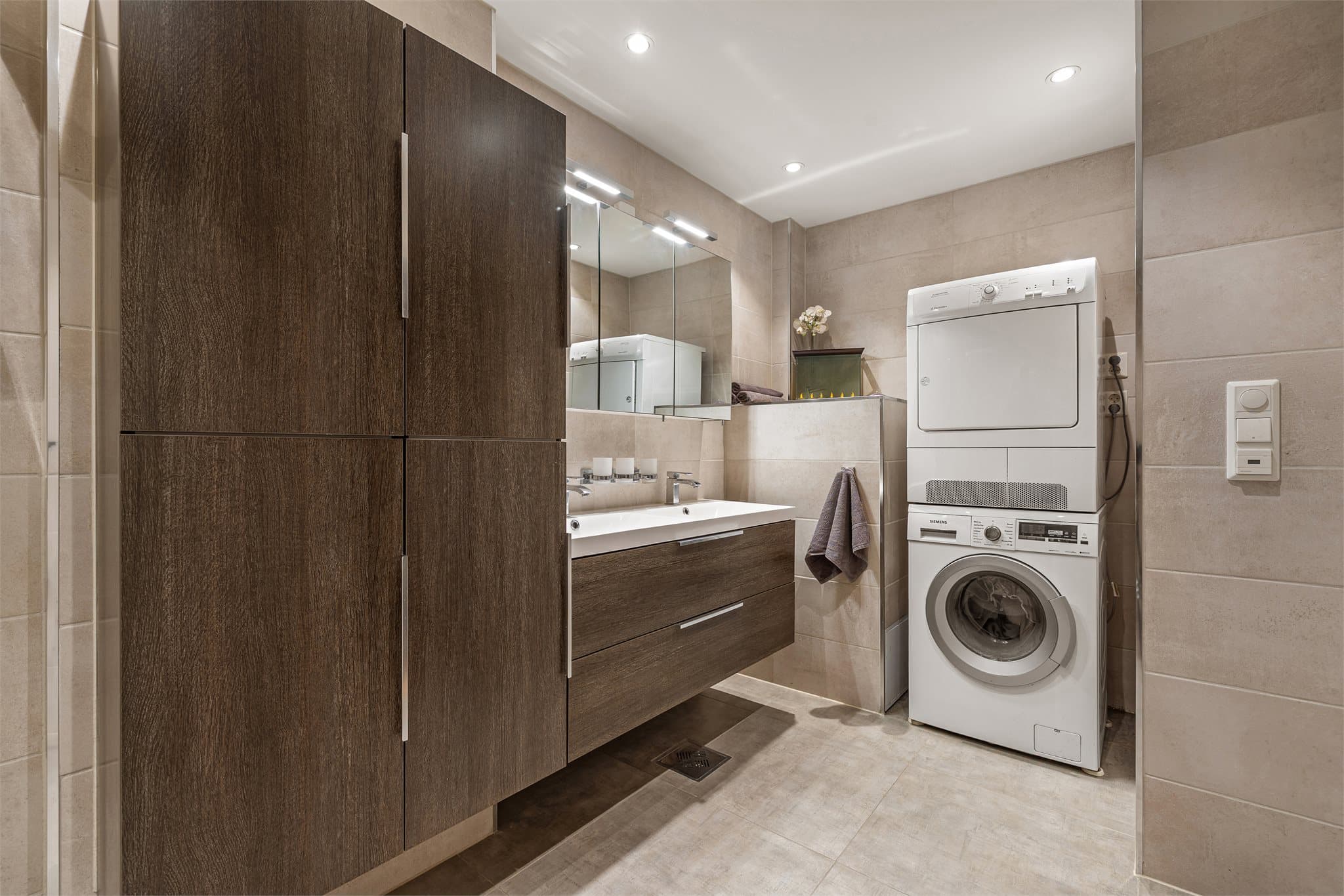 Varmtvannsbereder er plassert i rommet og bygget inn med inspeksjonsluke.