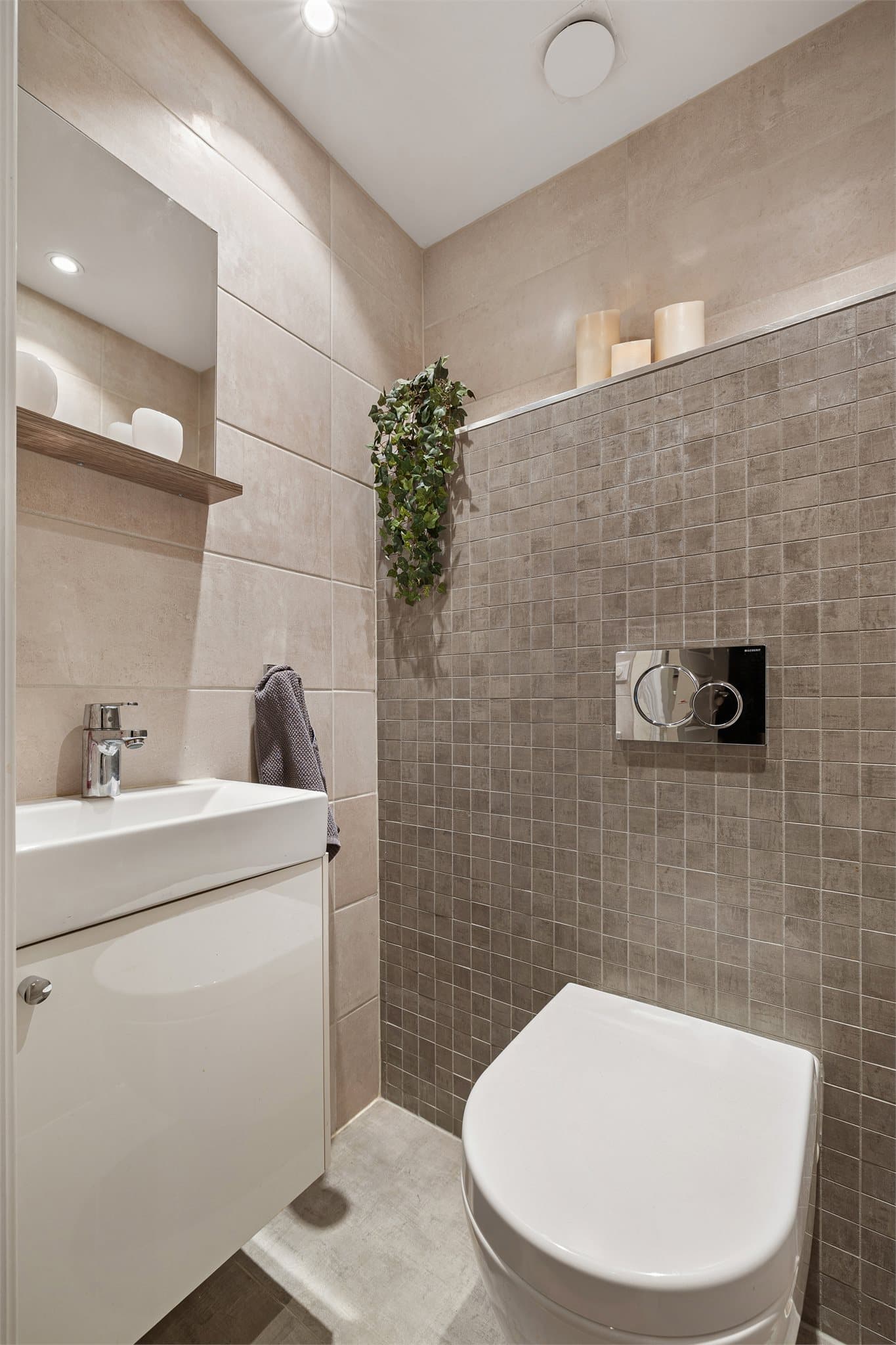 Leiligheten har en praktisk separat WC utstyrt med servantinnredning og downlights i himling.