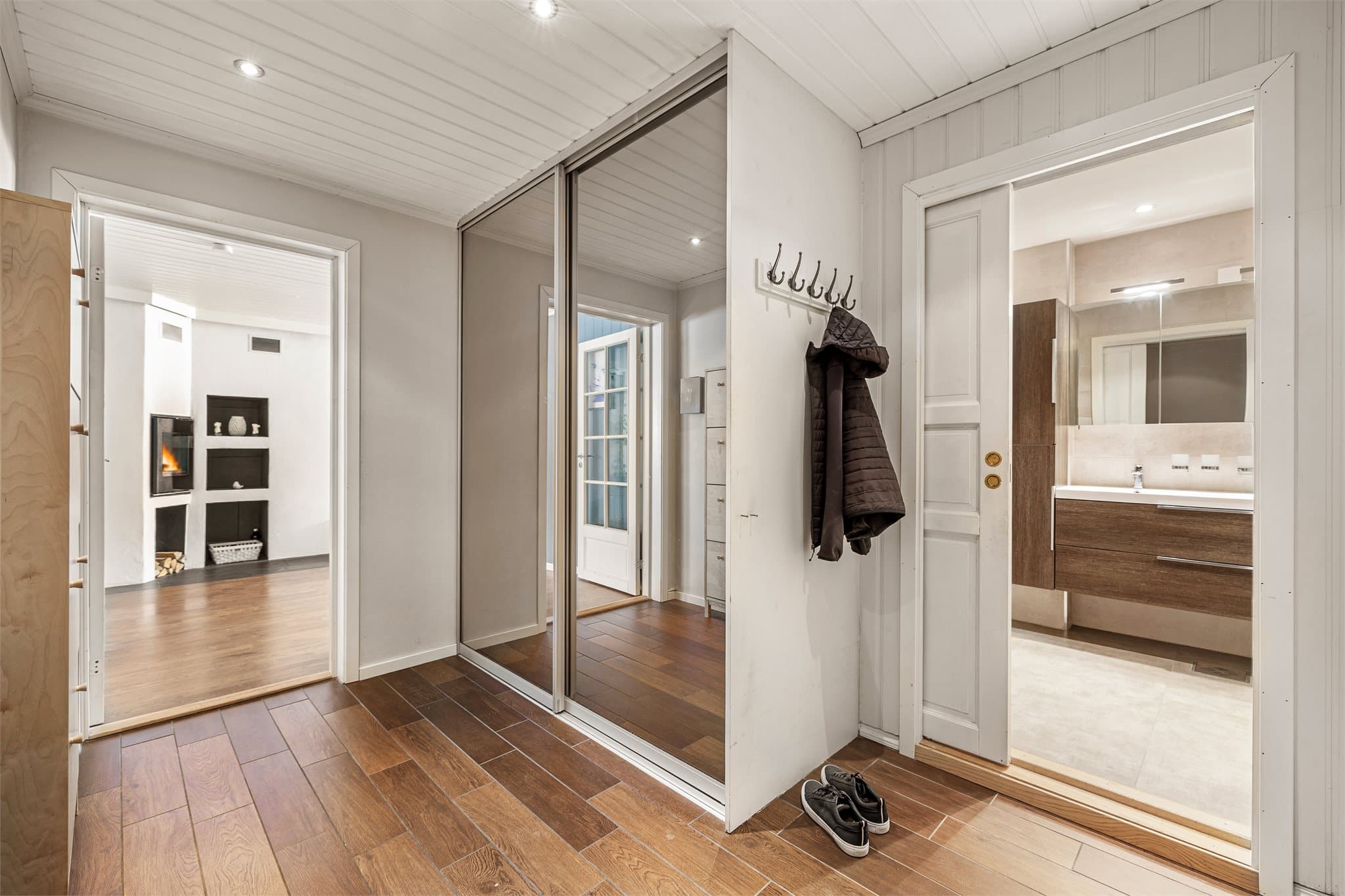 Entré med skyvedørsgarderobe som gir gode oppbevaringsmuligheter og en ryddig velkomstsone.