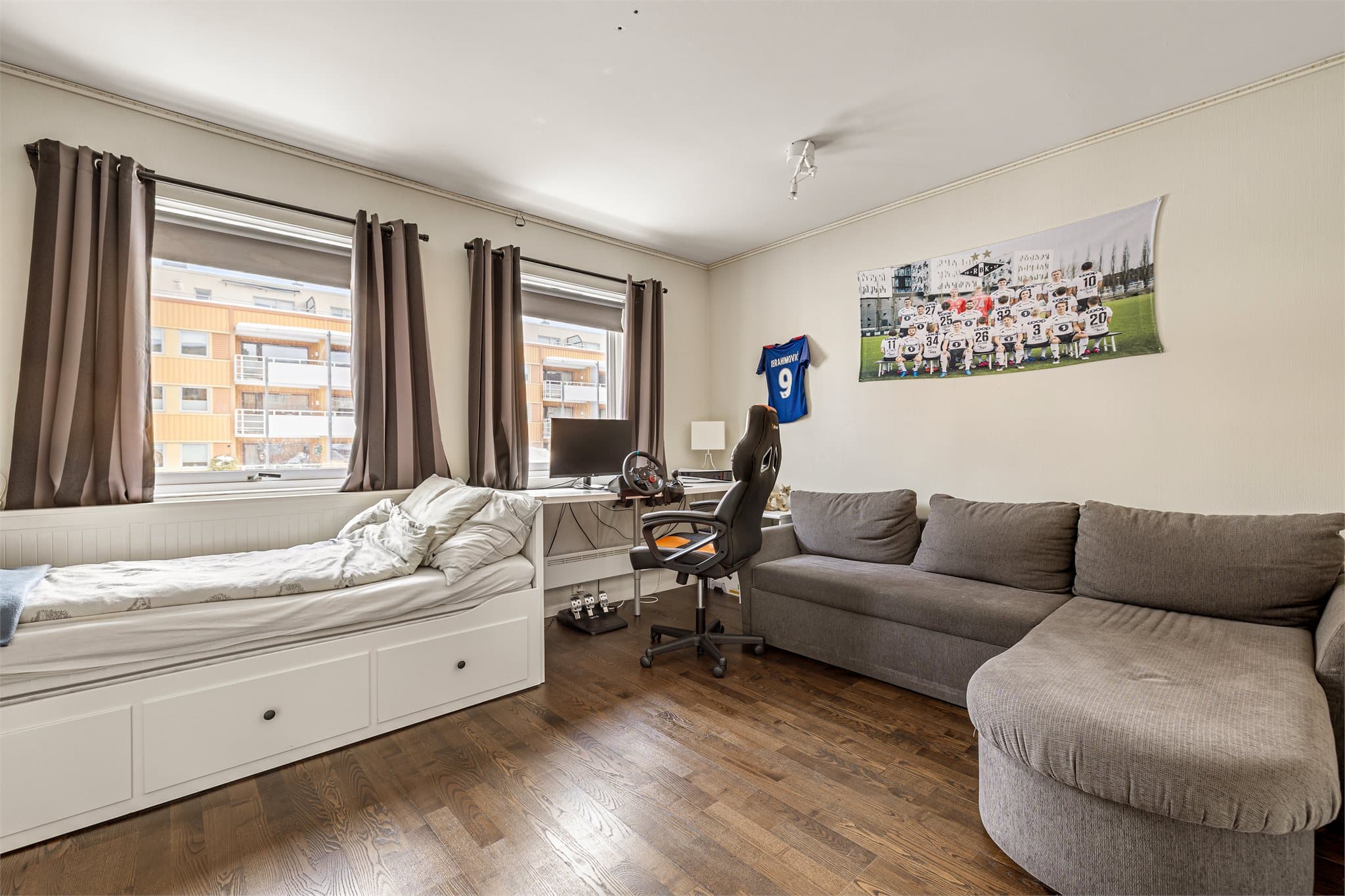 Lysinnslipp fra vinduet gir en trivelig og behagelig romfølelse.