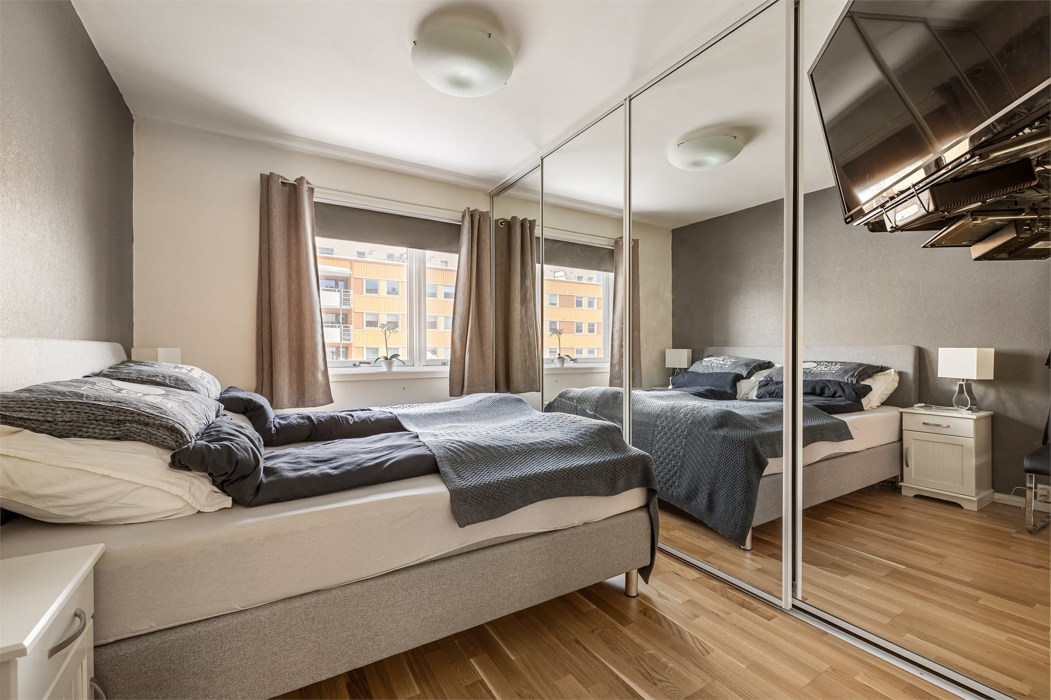 Skyvedørsgarderobe gir praktisk oppbevaring og et helhetlig uttrykk.