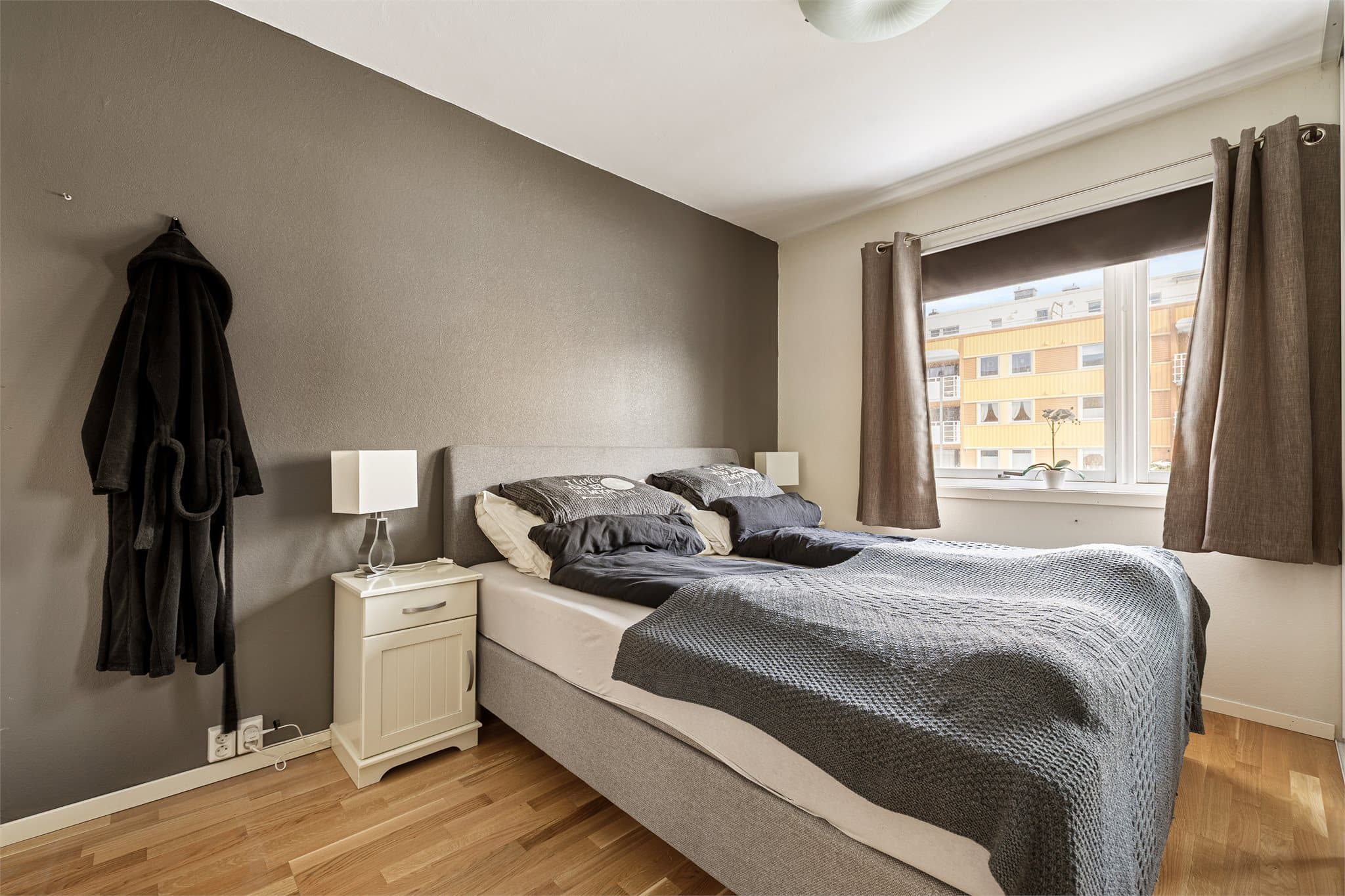 Hovedsoverommet måler 11 kvm og har god plass til dobbeltseng og tilhørende møblement.