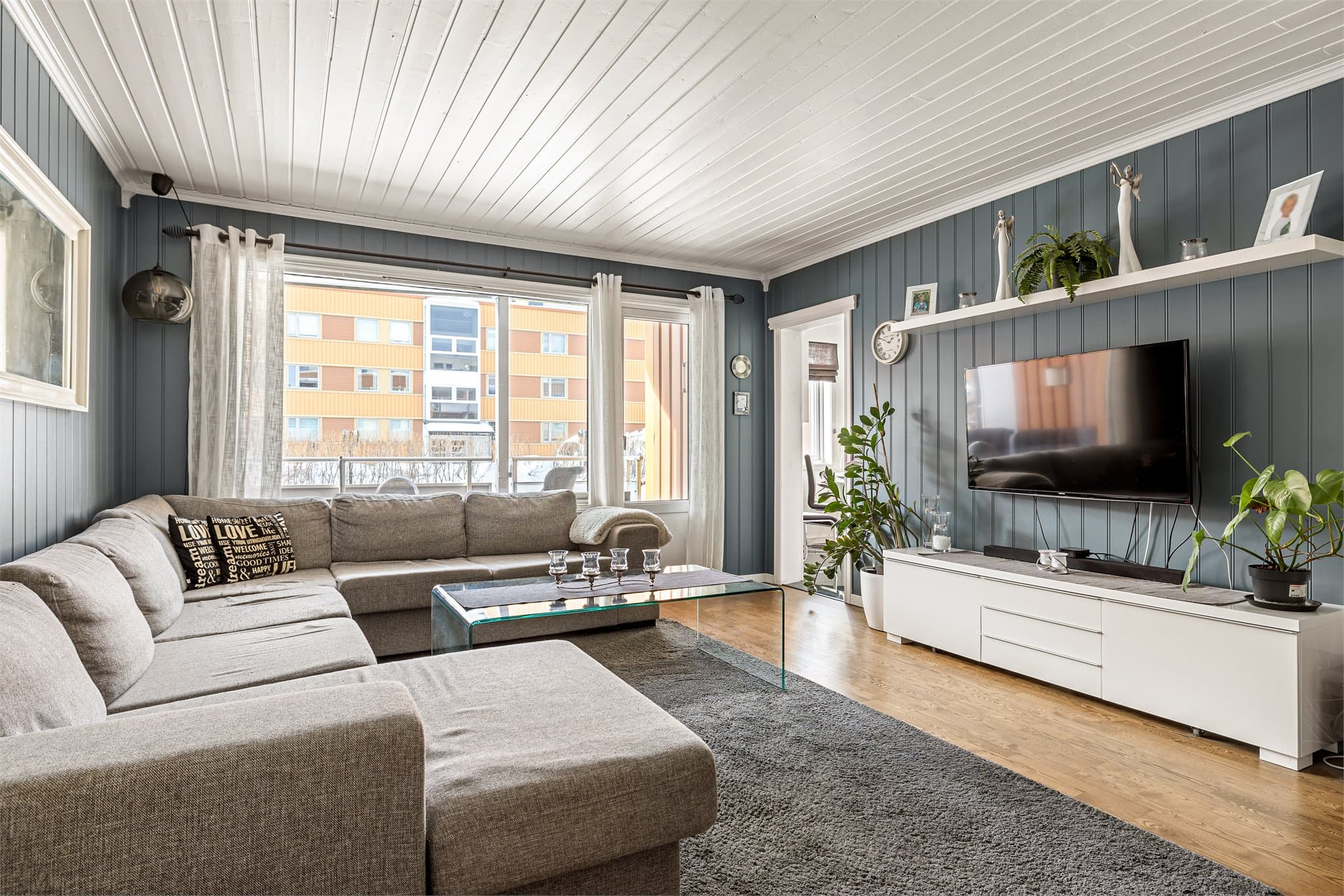 Fra stuen er det direkte adkomst til en romslig balkong på 8 m².