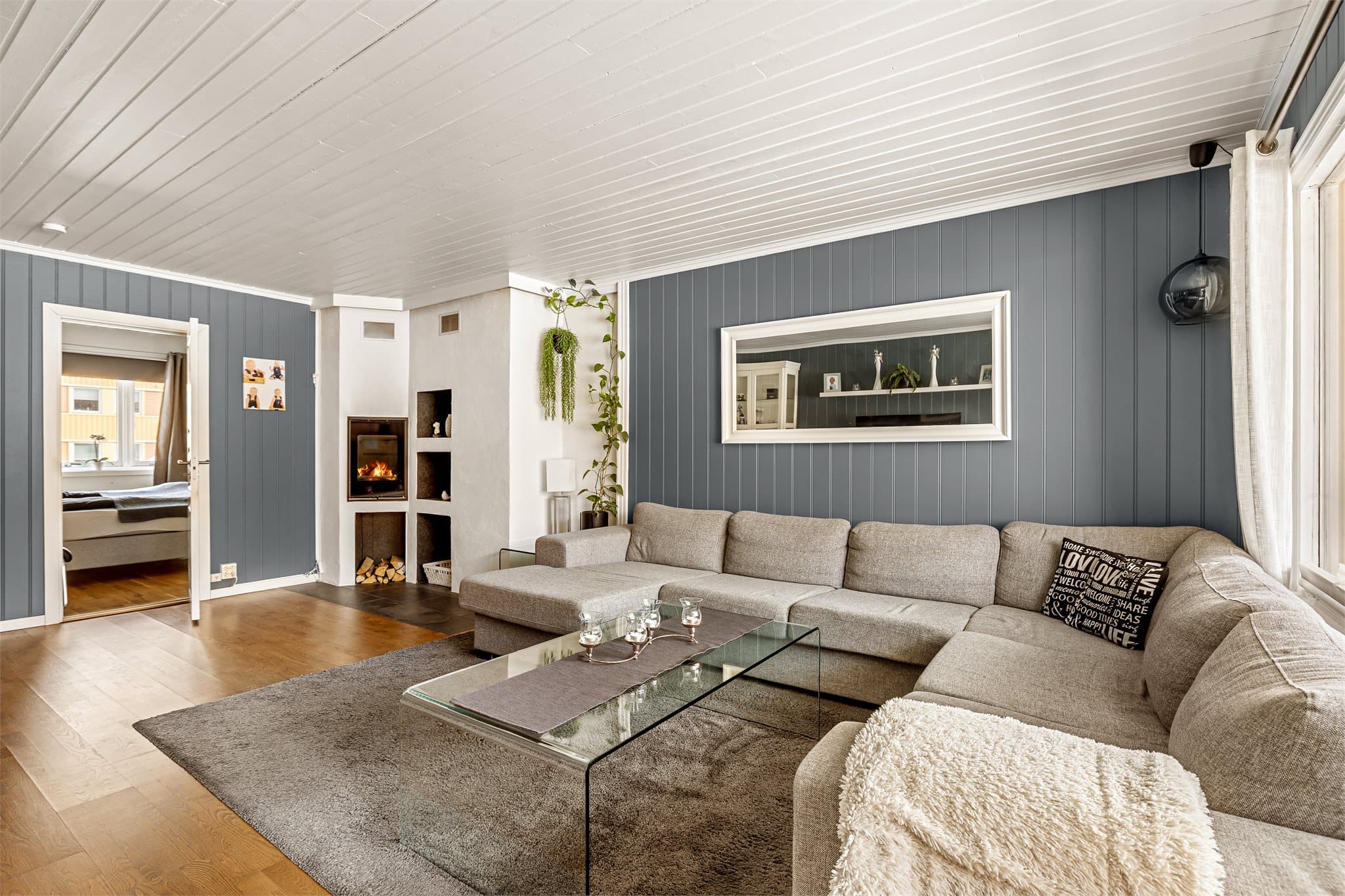 Leiligheten har peisovn i stuen, som varmer godt på kalde vinterdager.