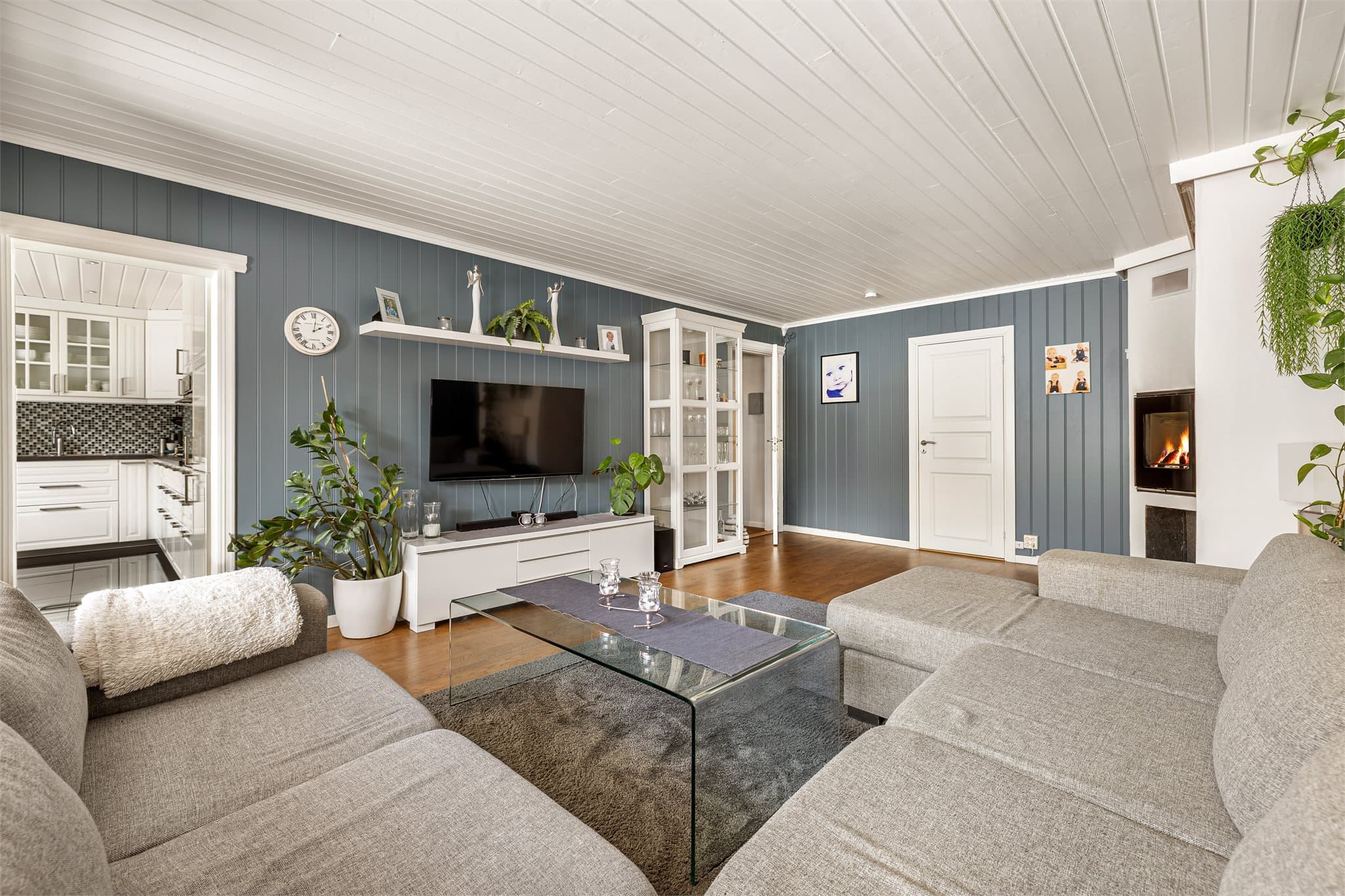 Adskilt stue og kjøkken med en planløsning som gir tydelige soner, samtidig som rommene oppleves godt knyttet sammen.