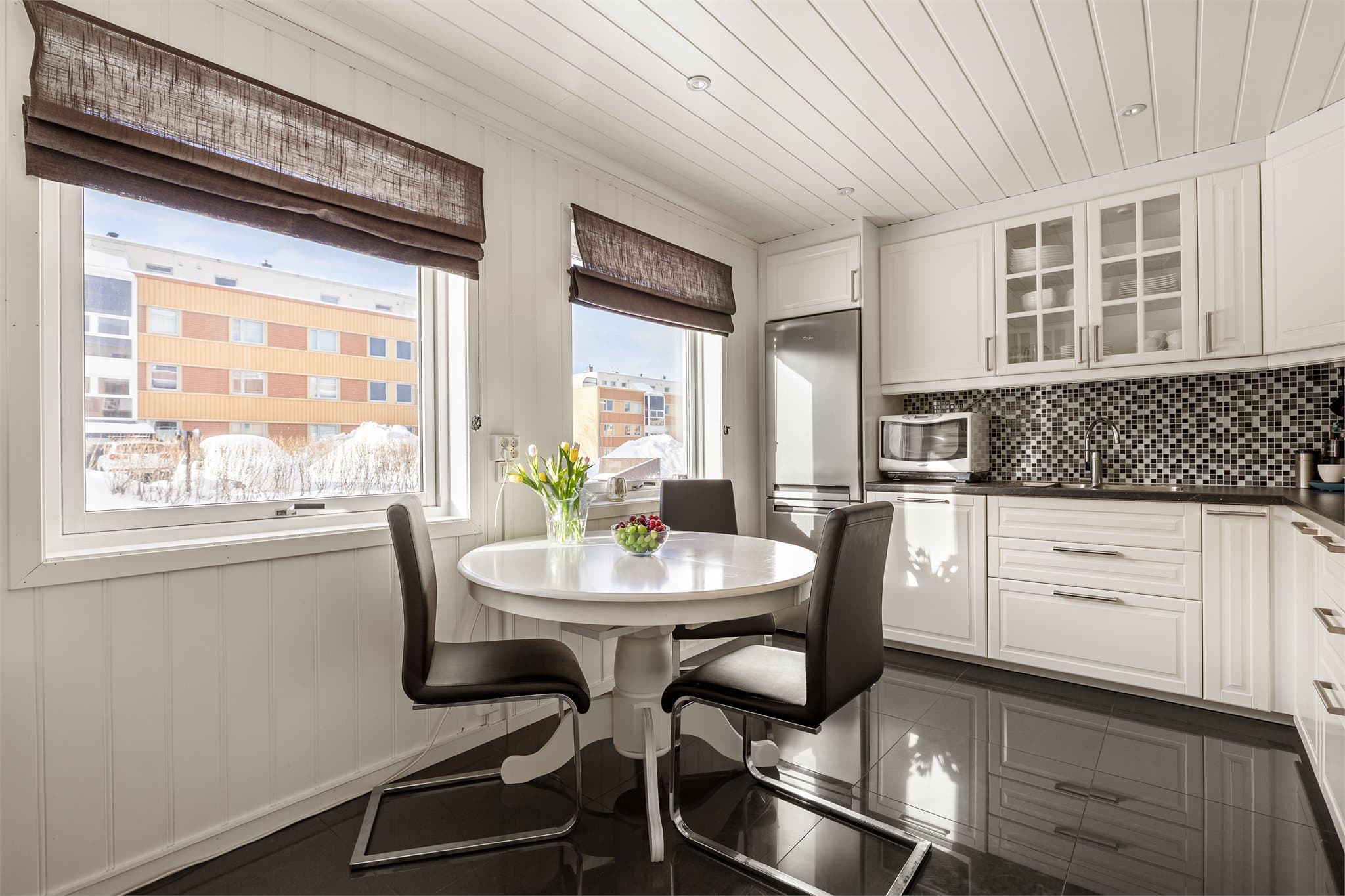 Det er god plass til spisegruppe ved kjøkkenet.