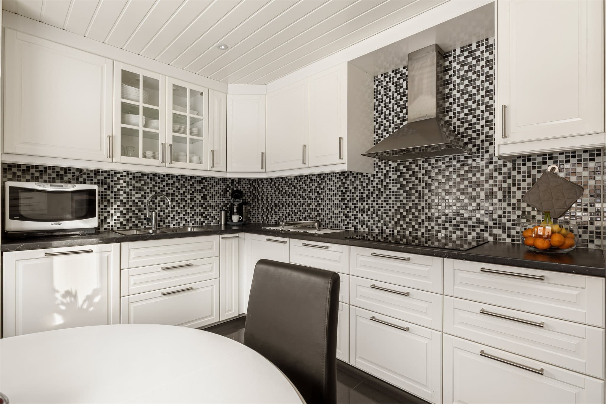 Tidløst og innbydende kjøkken med en praktisk utforming som gir gode arbeidsforhold.