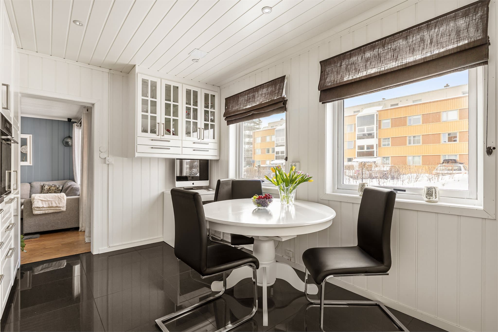 Store vindusflater slipper inn godt med lys og gir kjøkkenet en lys og trivelig atmosfære.