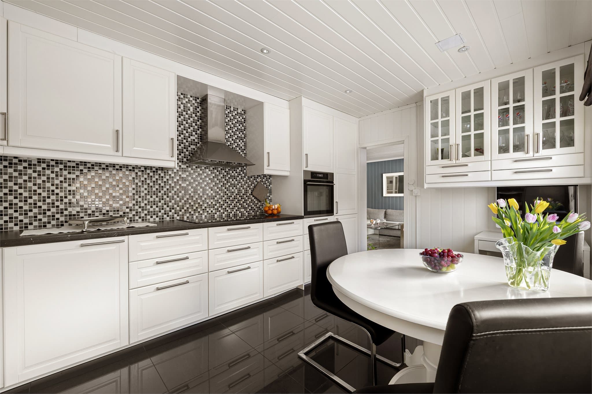 Rikelig med skap- og benkeplass som gir svært gode oppbevaringsmuligheter og effektiv matlaging i hverdagen.