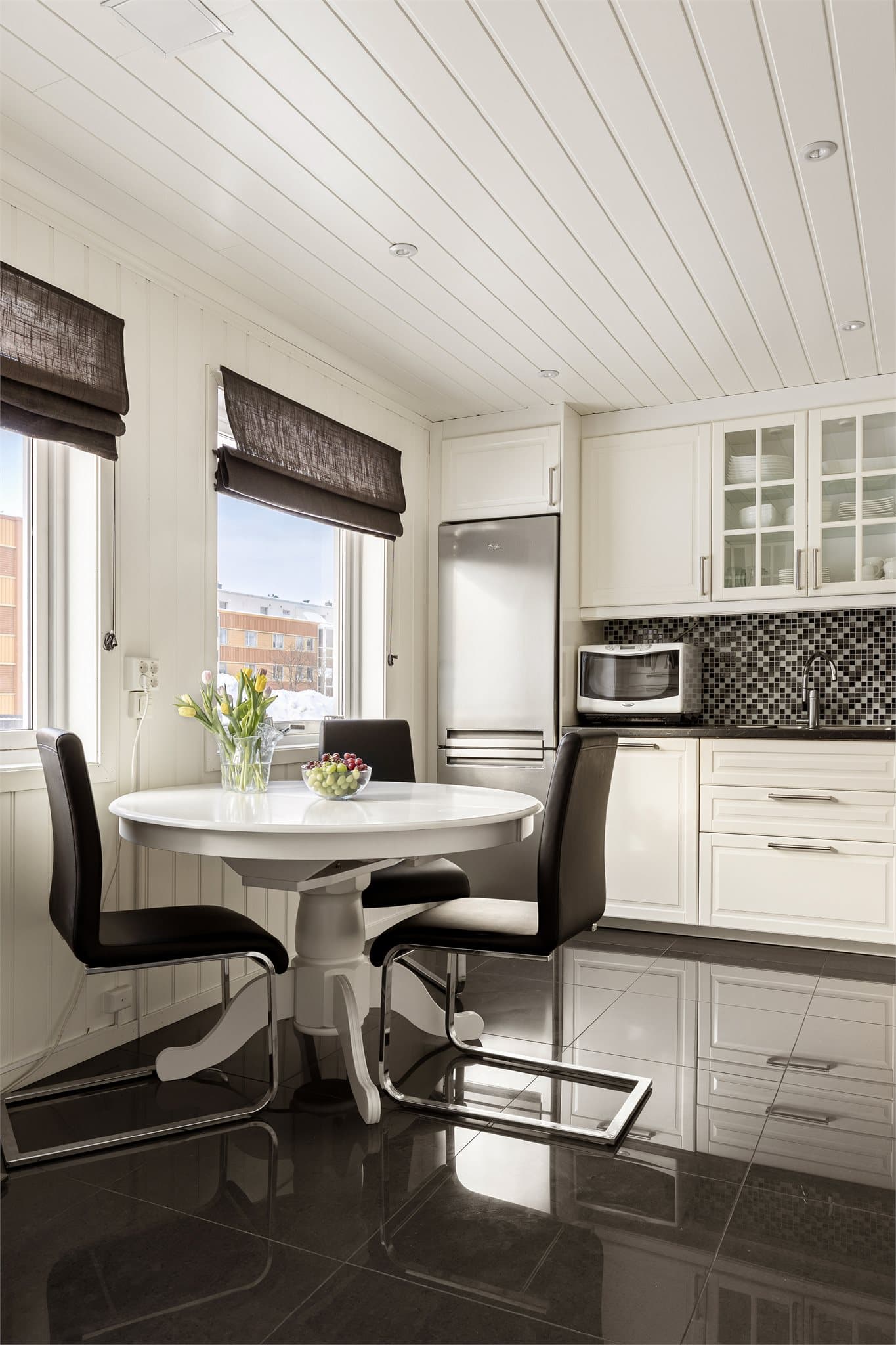 Flislagt gulv med varmekabler gir kjøkkenet en slitesterk og komfortabel overflate.