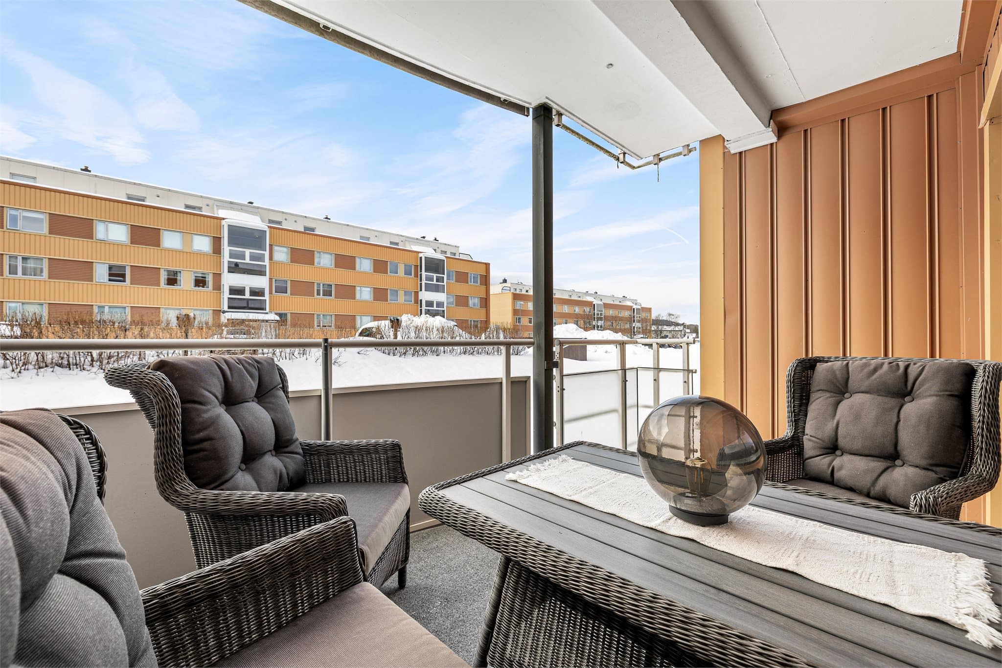 Balkongen er overbygd som gjør at den kan brukes gjennom flere årstider.