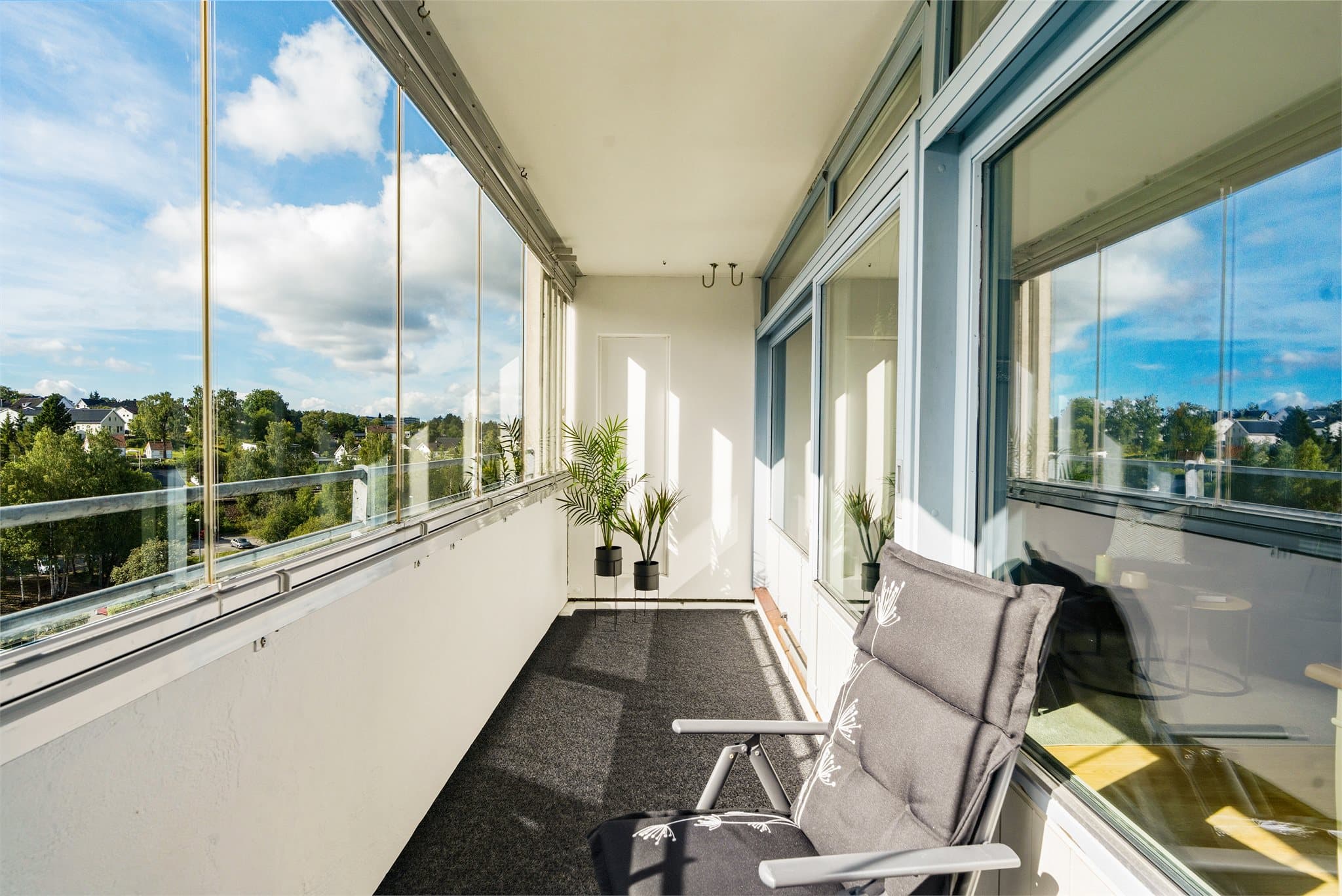 Innglasset balkong på ca. 8 kvm.
