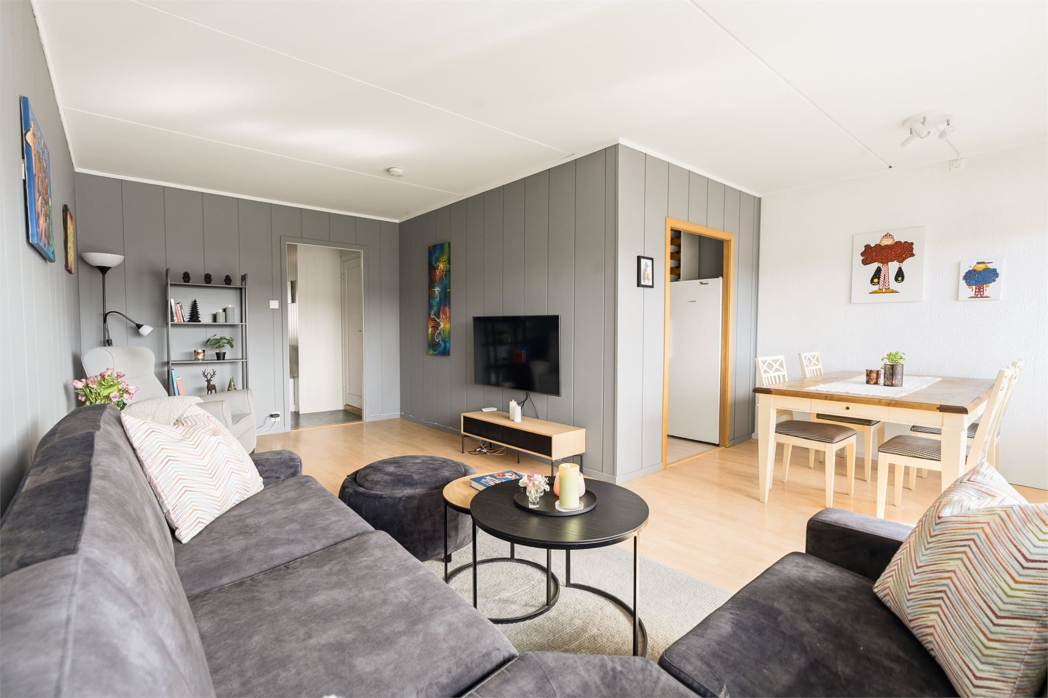 Store vindusflater gir godt med dagslys og det er god plass til å innrede med både sofa- og spisegruppe.