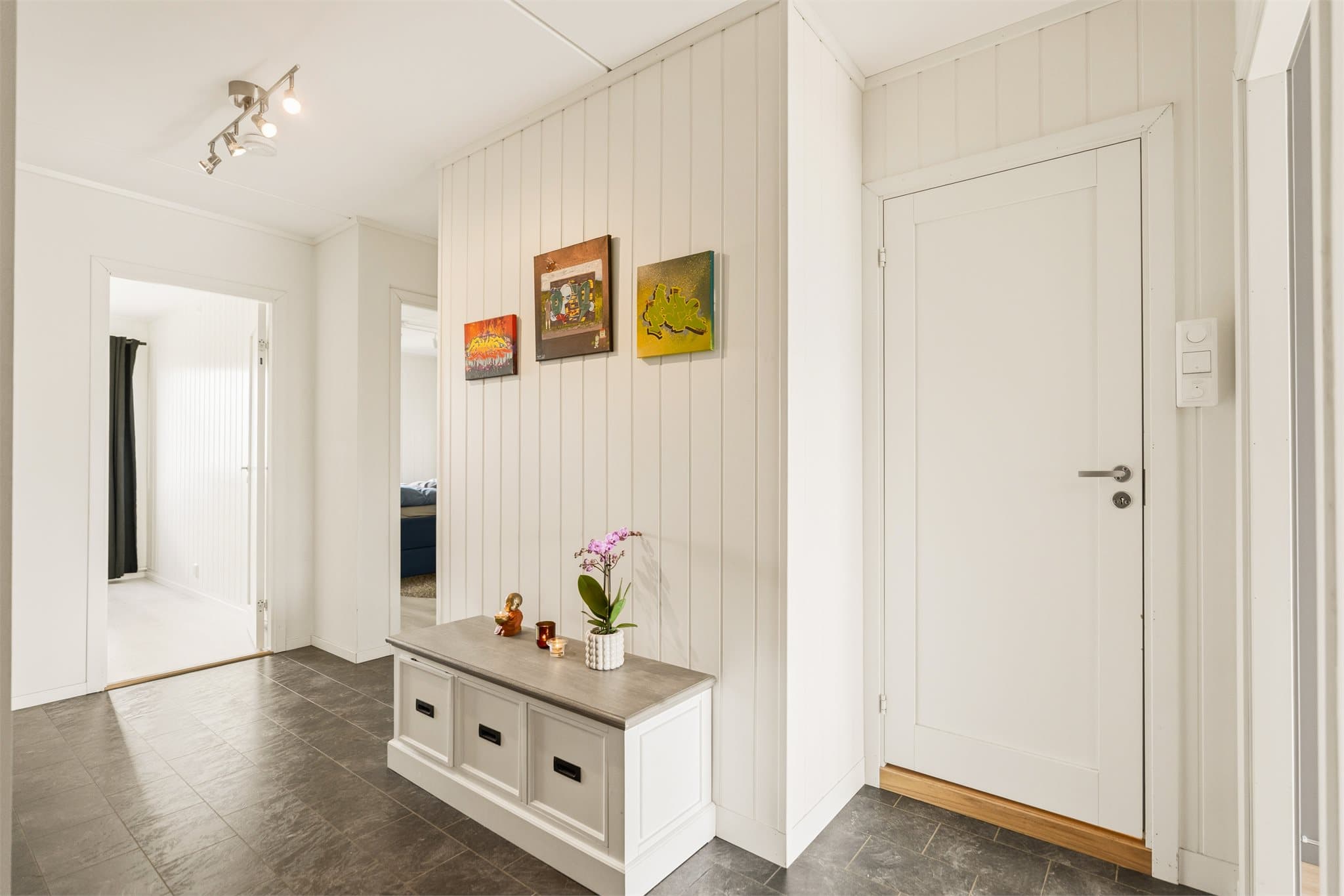 Innbydende entré med lysmalte veggflater.