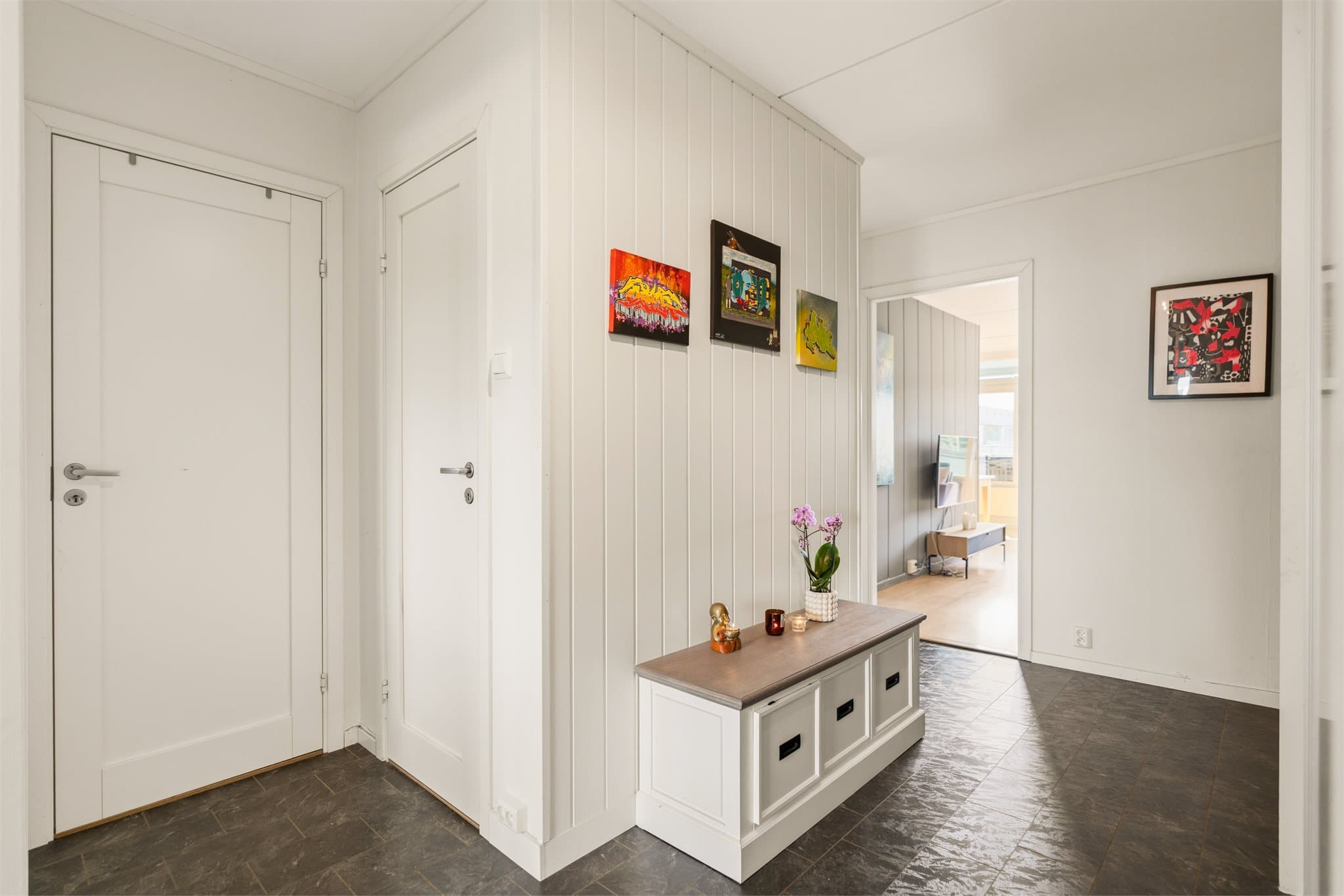 Leiligheten har én innvendig bod med adkomst fra entré samt at det disponeres én bod i underetasjen.