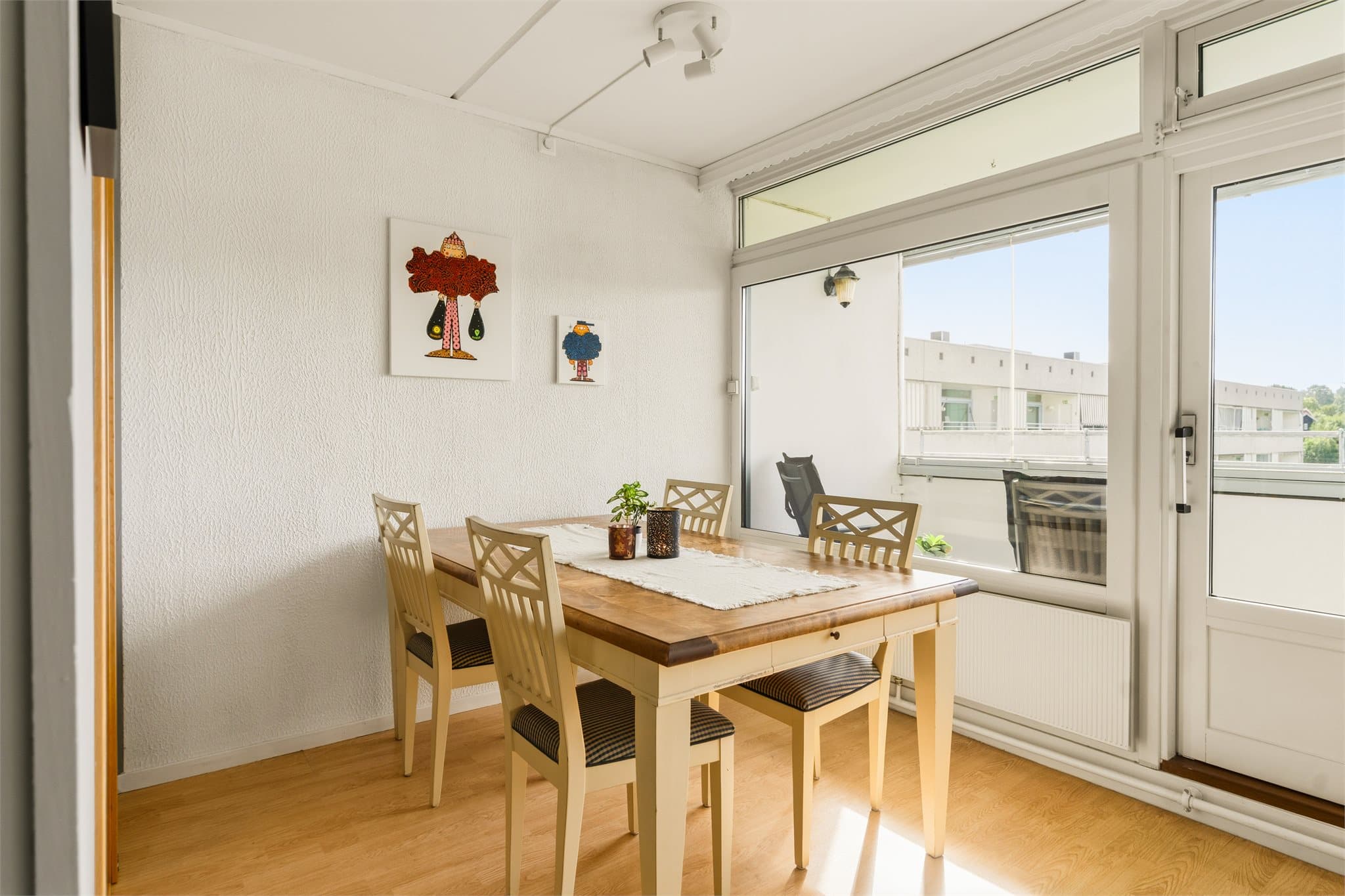 Boligen har radiatorer tilknyttet felles varmeanlegg.