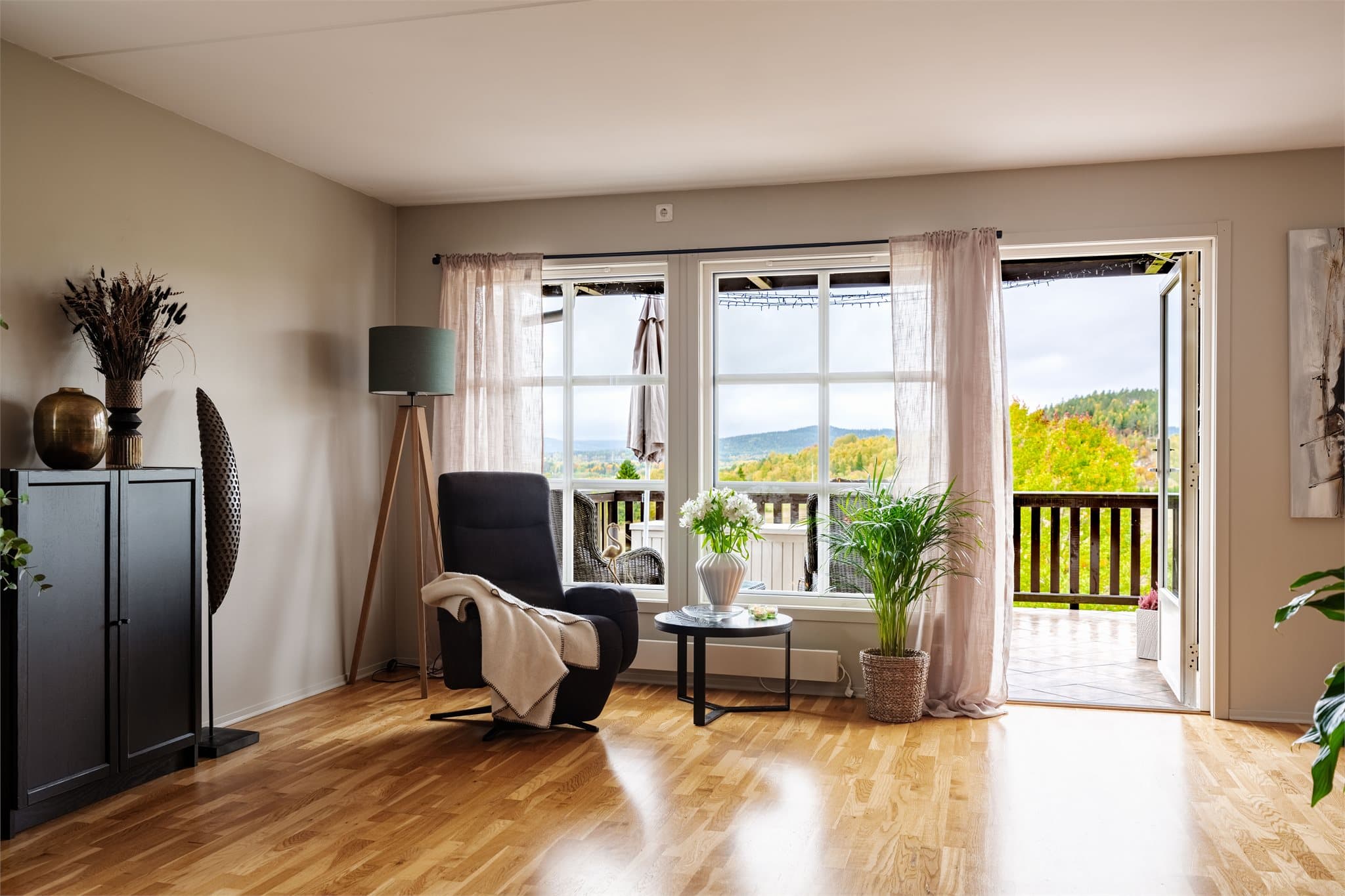 Veggoverflatene i gang, stue/kjøkken og det ene soverommet ble nylig malt i fargen "Soothing beige".