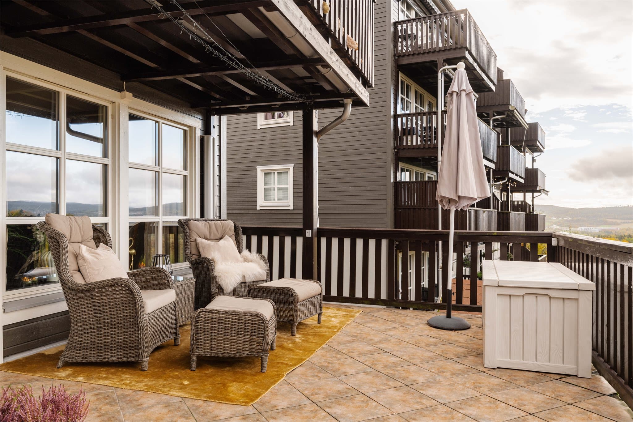 Fra stuen er det utgang til en fantastisk, nordvestvendt terrasse på ca. 29 m². Her kan du nyte både solen og utsikten!