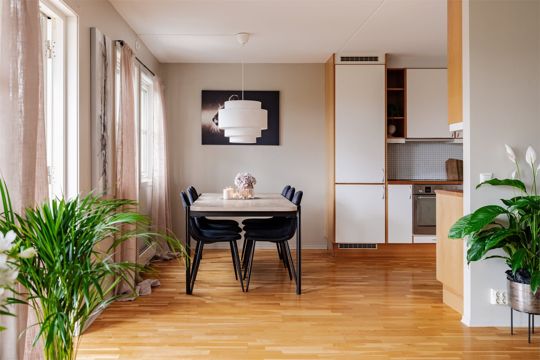 Hyggelig spiseplass ved vinduet med plass til å samle familie og venner rundt bordet.