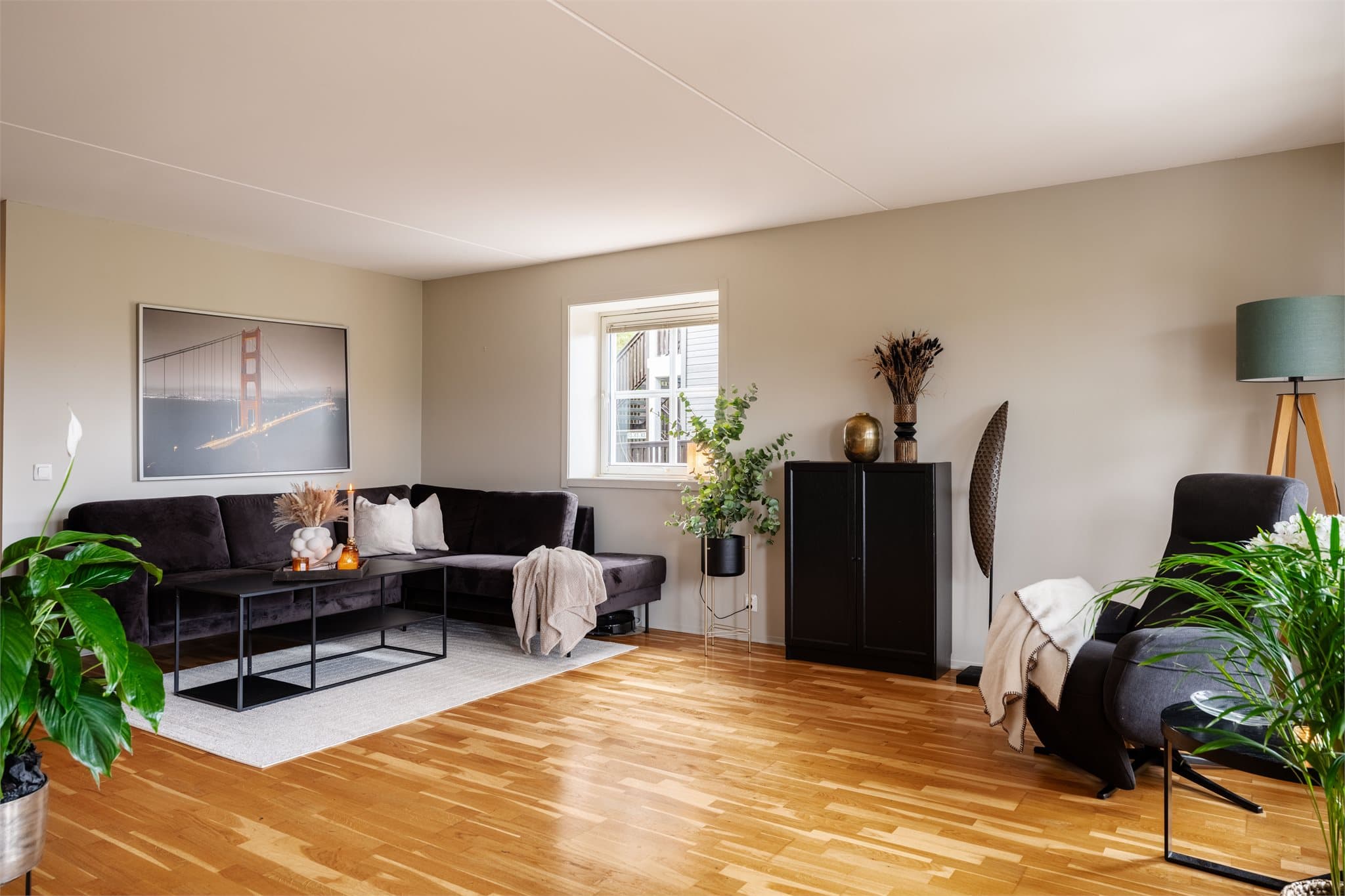 Leiligheten ligger i 1. etasje. Boligen har en god planløsning med lyse fargevalg, noe som gjør det enkelt å sette sitt personlige preg på leiligheten.