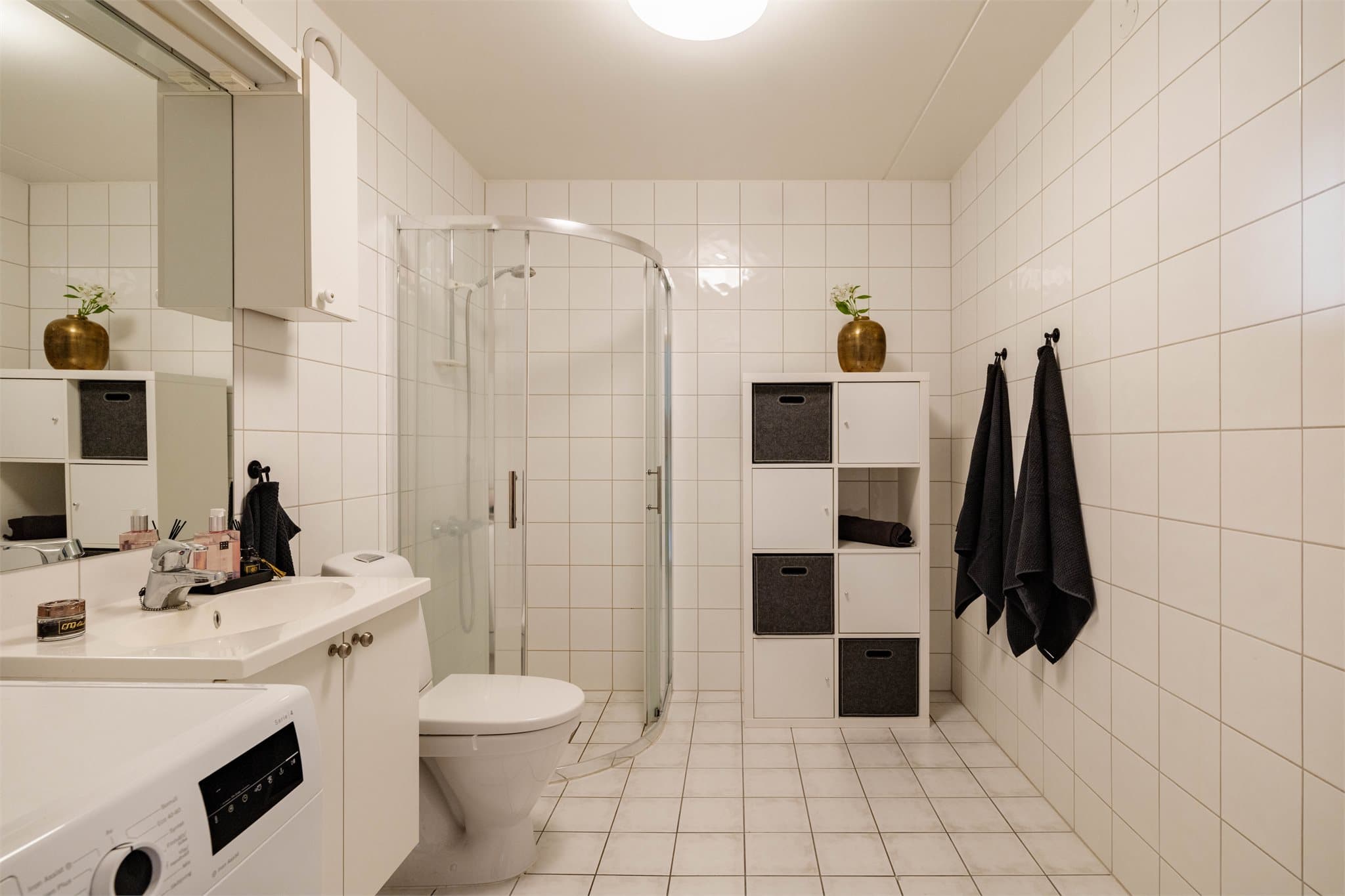 Badet er opprinnelig fra byggeåret og ligger i direkte tilknytning til gangen. Badet har flislagt gulv og vegger, samt malt himling.