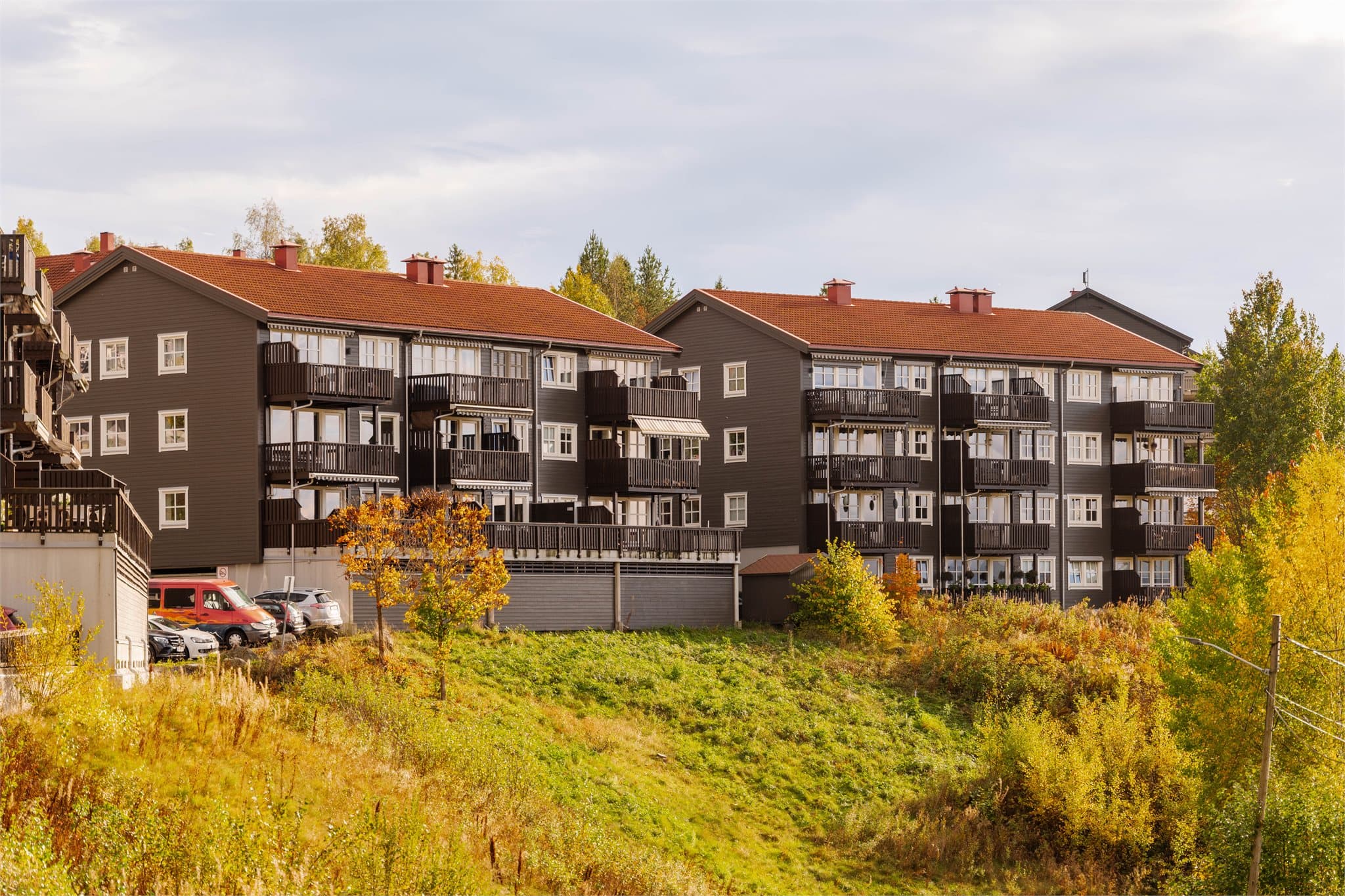 Skolsegglia ligger attraktivt til på Brånåsen med kort vei til både skoler og barnehager. Et rolig område med lite gjennomgangstrafikk på tunet.