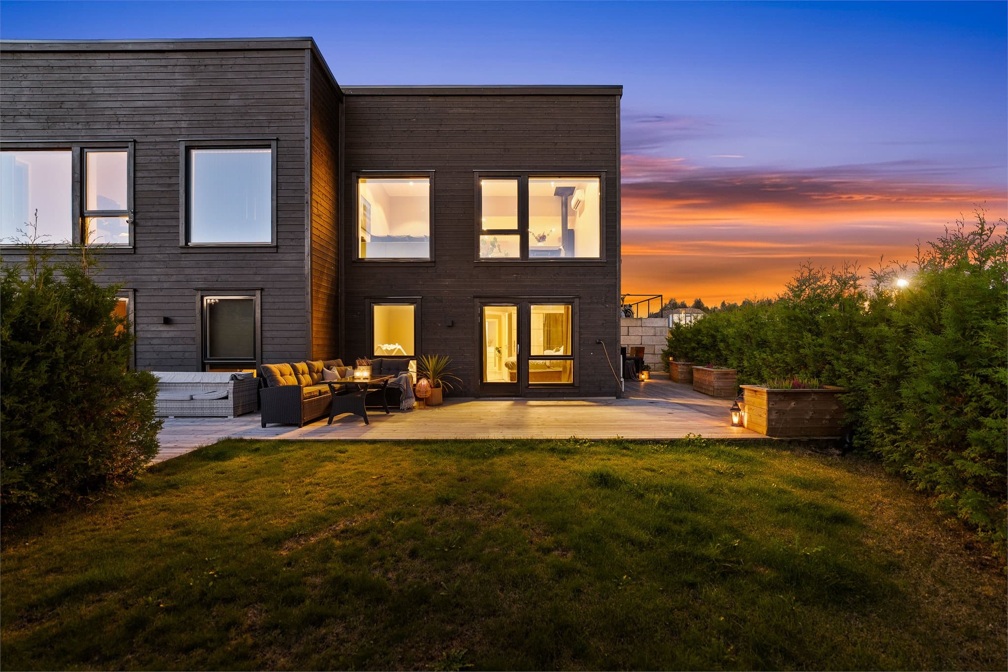 Boligen ble oppført i 2022, og har en gjennomgående god standard med tidløse og moderne farge- og materialvalg.