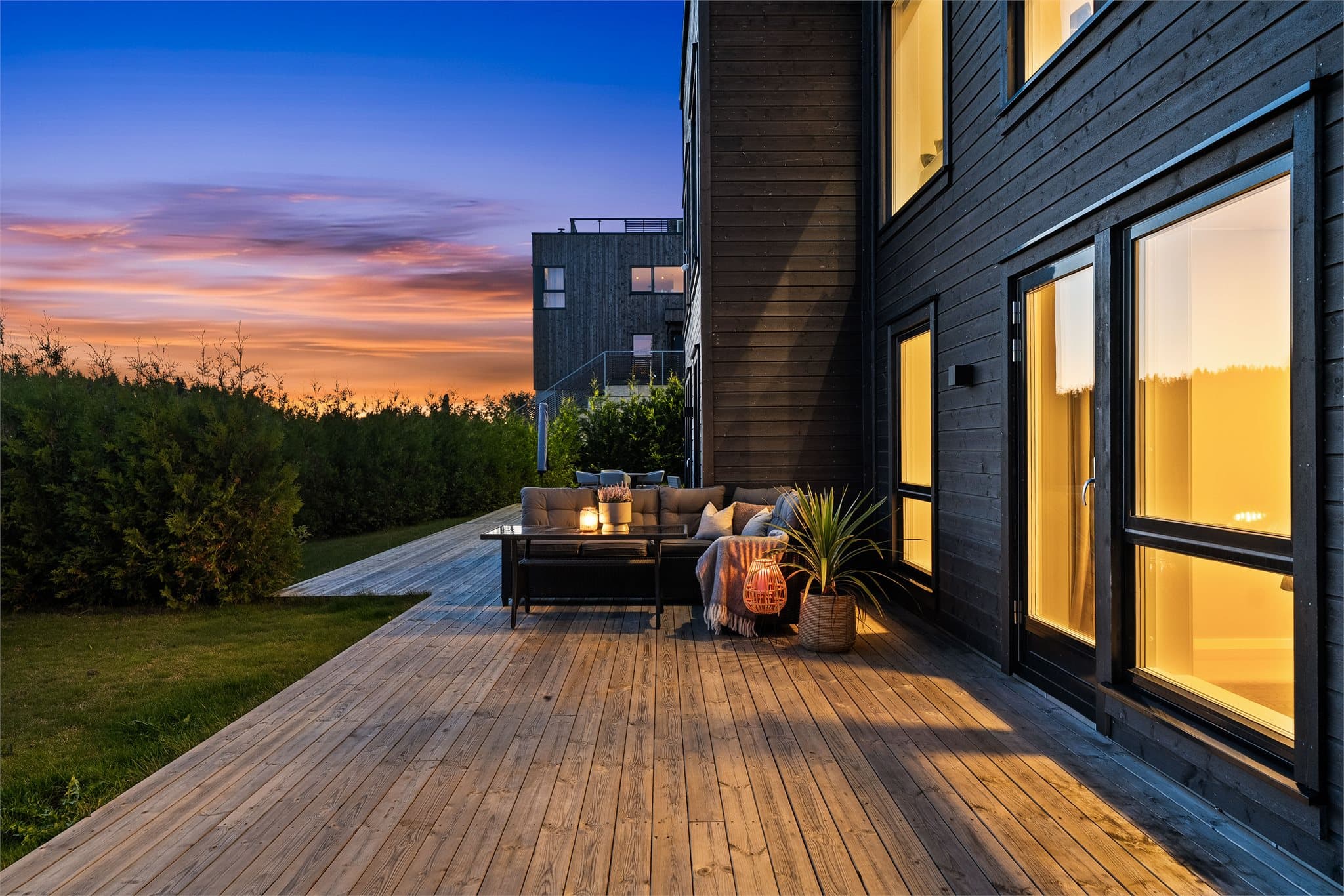 Hyggelig markterrasse på ca. 85 kvm. Dette er en bolig med funkispreg og solrikt uteareal.