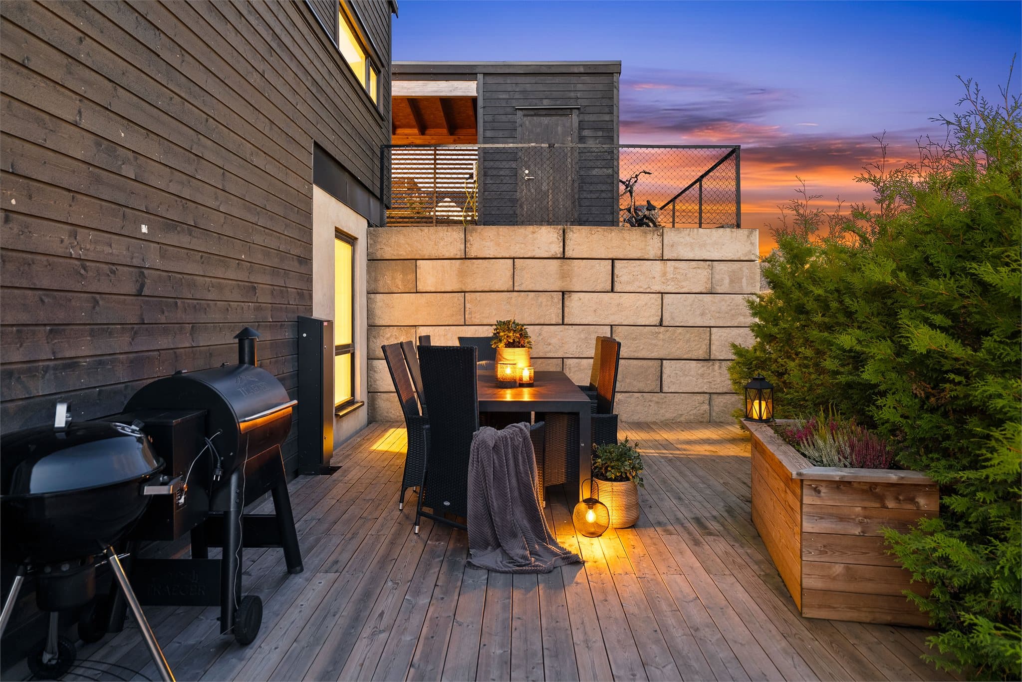 Her har man god plass til utemøbler, grill og beplantning.