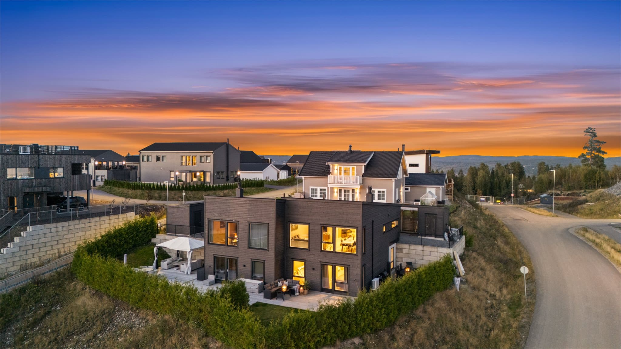 På tomten er det frittstående carport med bod. Det er montert elbil-lader i carporten.