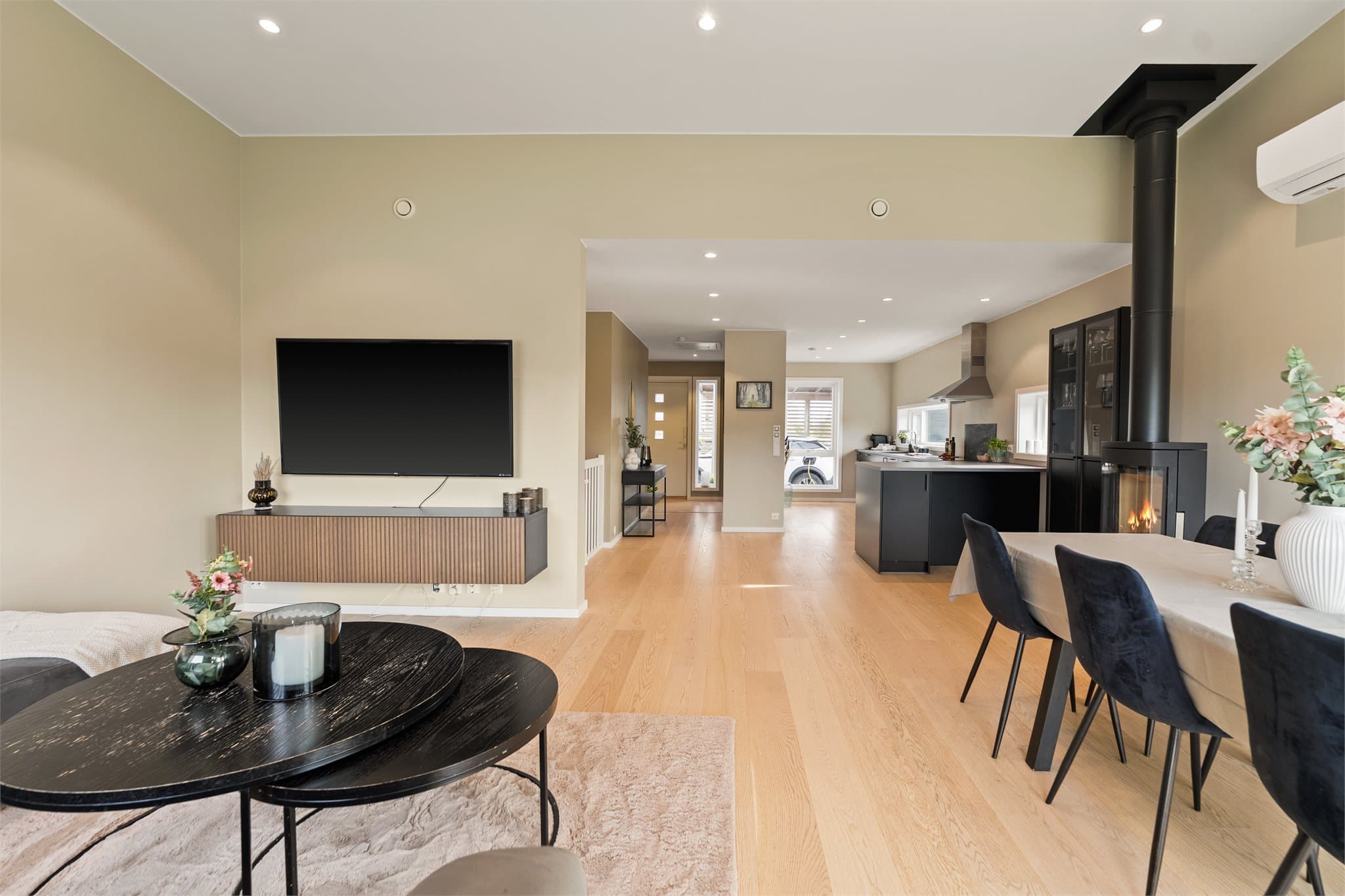 Luftig stue med god plass til både sofa- og spisegruppe.