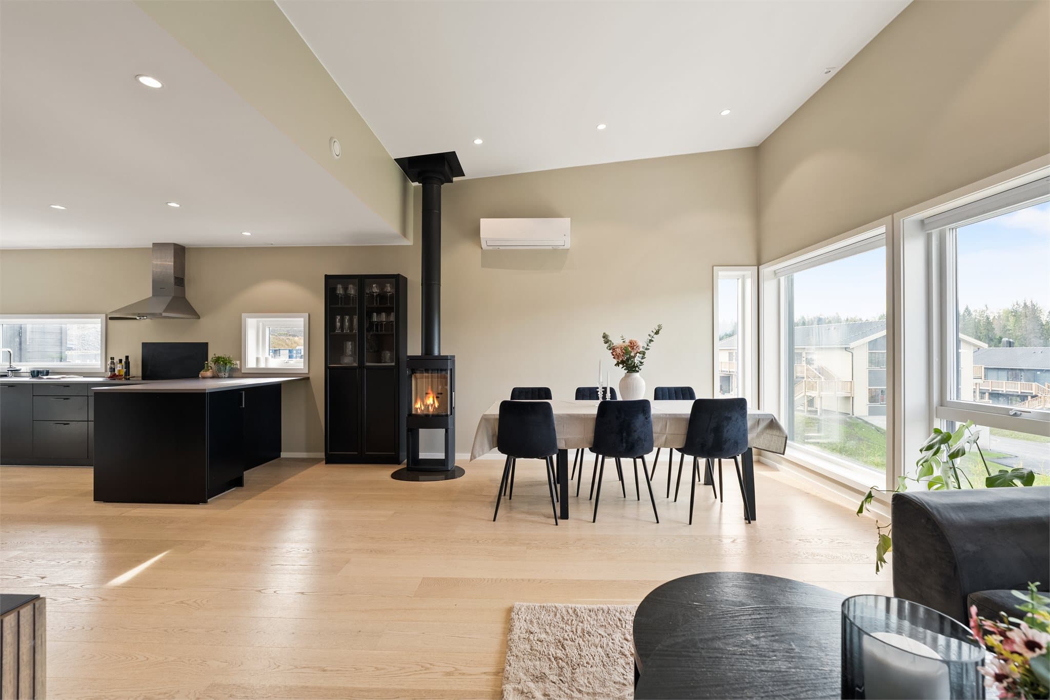 Det er montert peisovn som sørger for effektiv oppvarming på kjøligere dager.