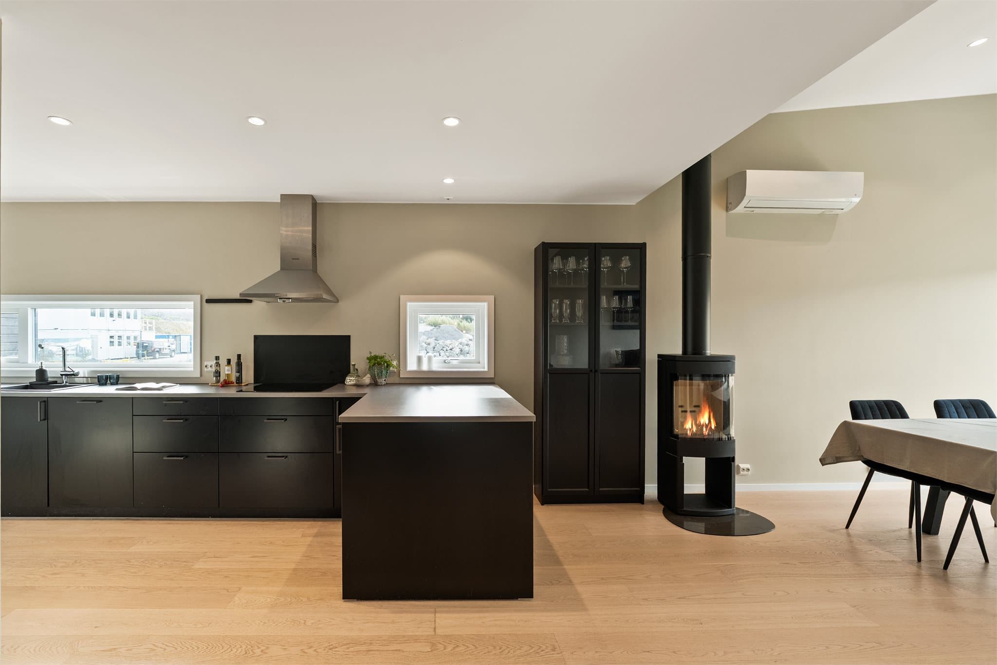 Kjøkkenet ligger i en åpen og sosial løsning mot stuen, noe som bidrar til et svært sosialt oppholdsrom.