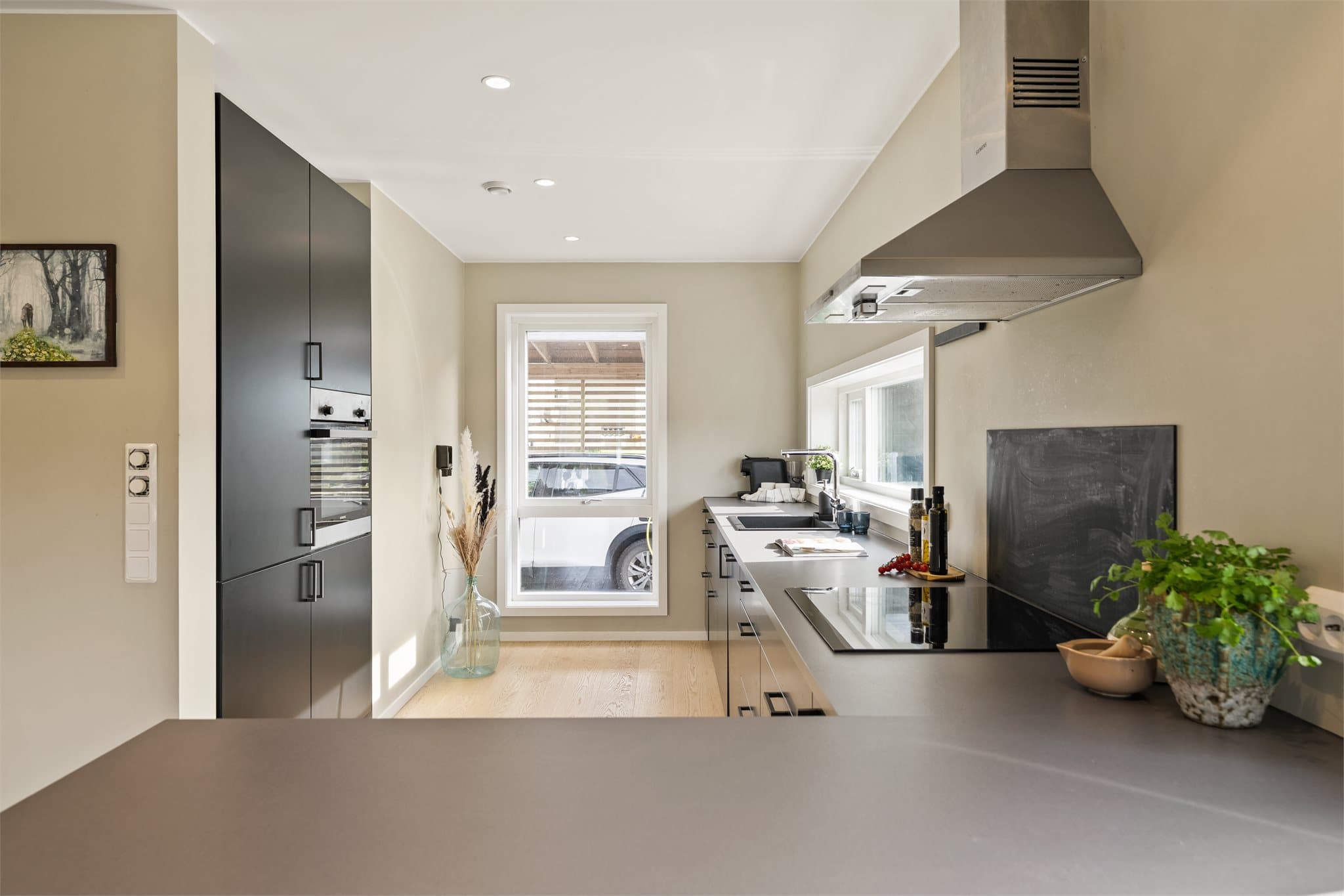 Kjøkkenet har en øyløsning med god arbeidsflate. Videre har kjøkkenet integrerte hvitevarer som kjøleskap med frysedel, oppvaskmaskin, komfyr i høyskap samt nedfelt induksjonstopp. Det er montert komfyrvakt.