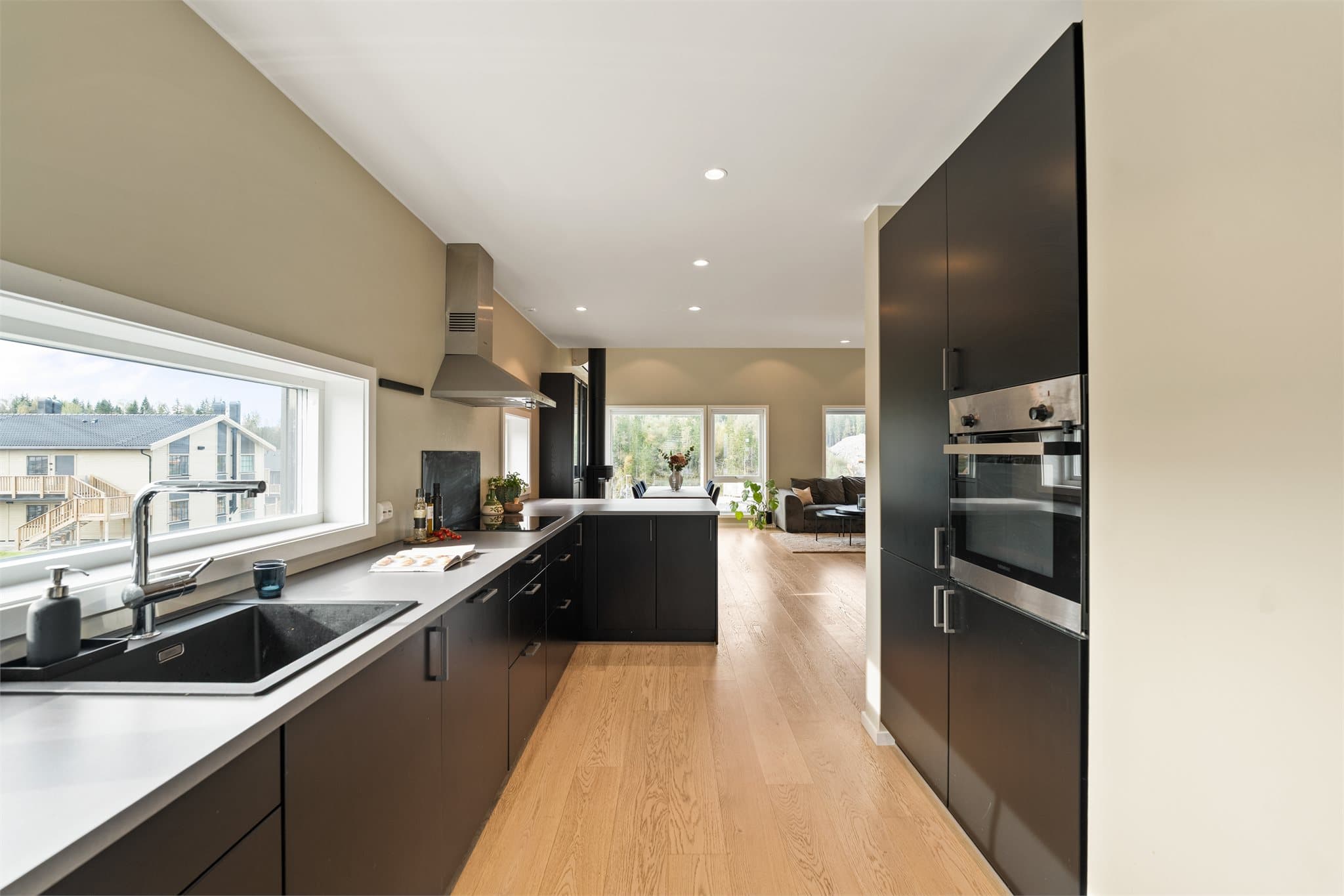 Innredningen har et stilrent og moderne design, og tilbyr godt med skap- og benkeplass.