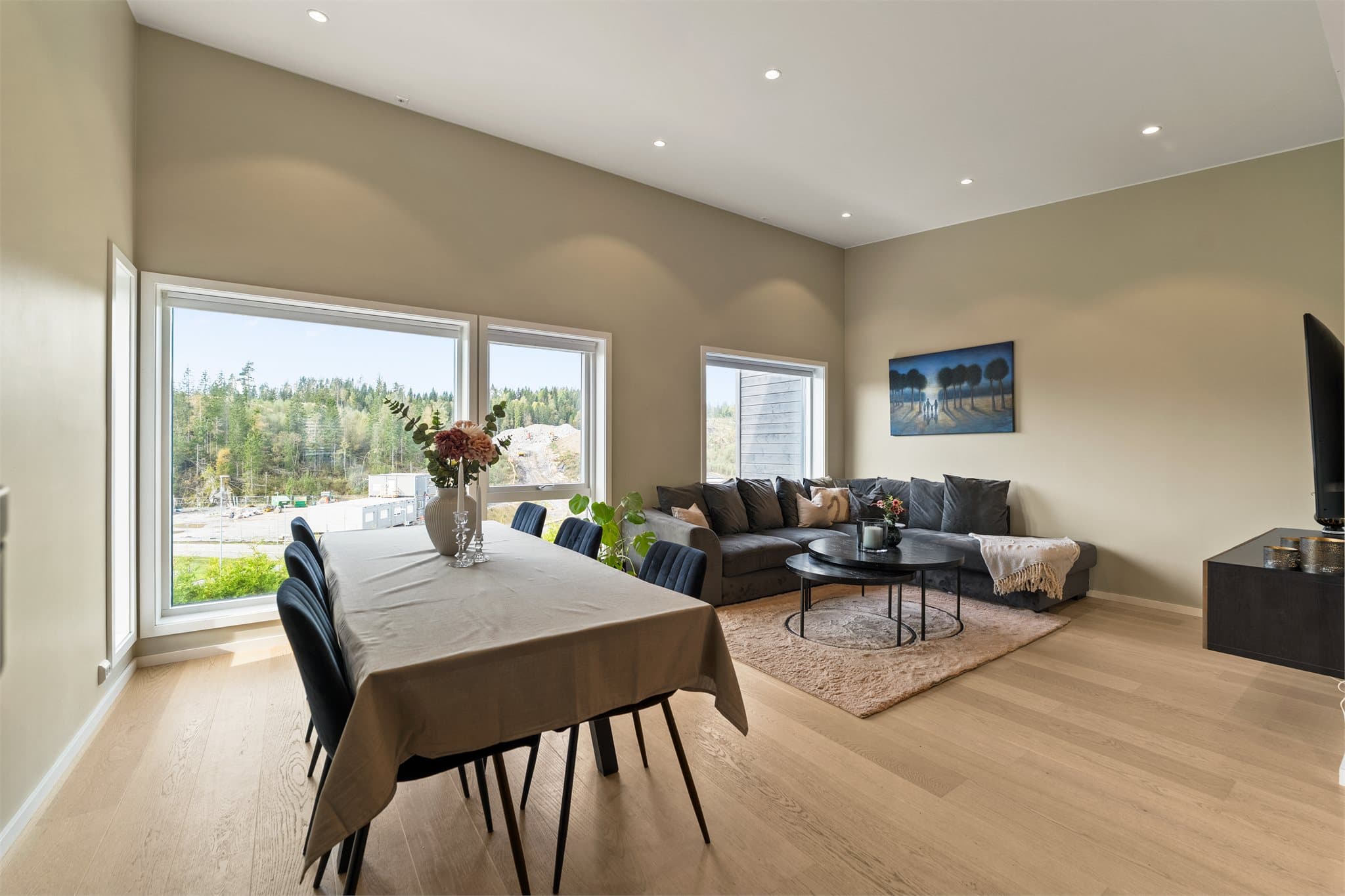 Det er 1-stavs parkett og slette overflater i de fleste rom, noe som gjør det enkelt å sette sitt personlige preg.