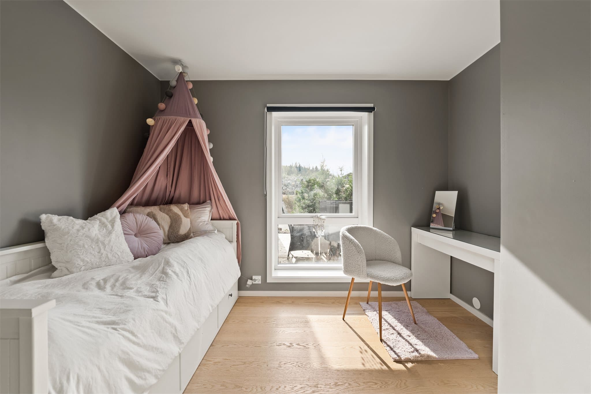 Soverom 2 med god plass til seng og ønsket møblering.